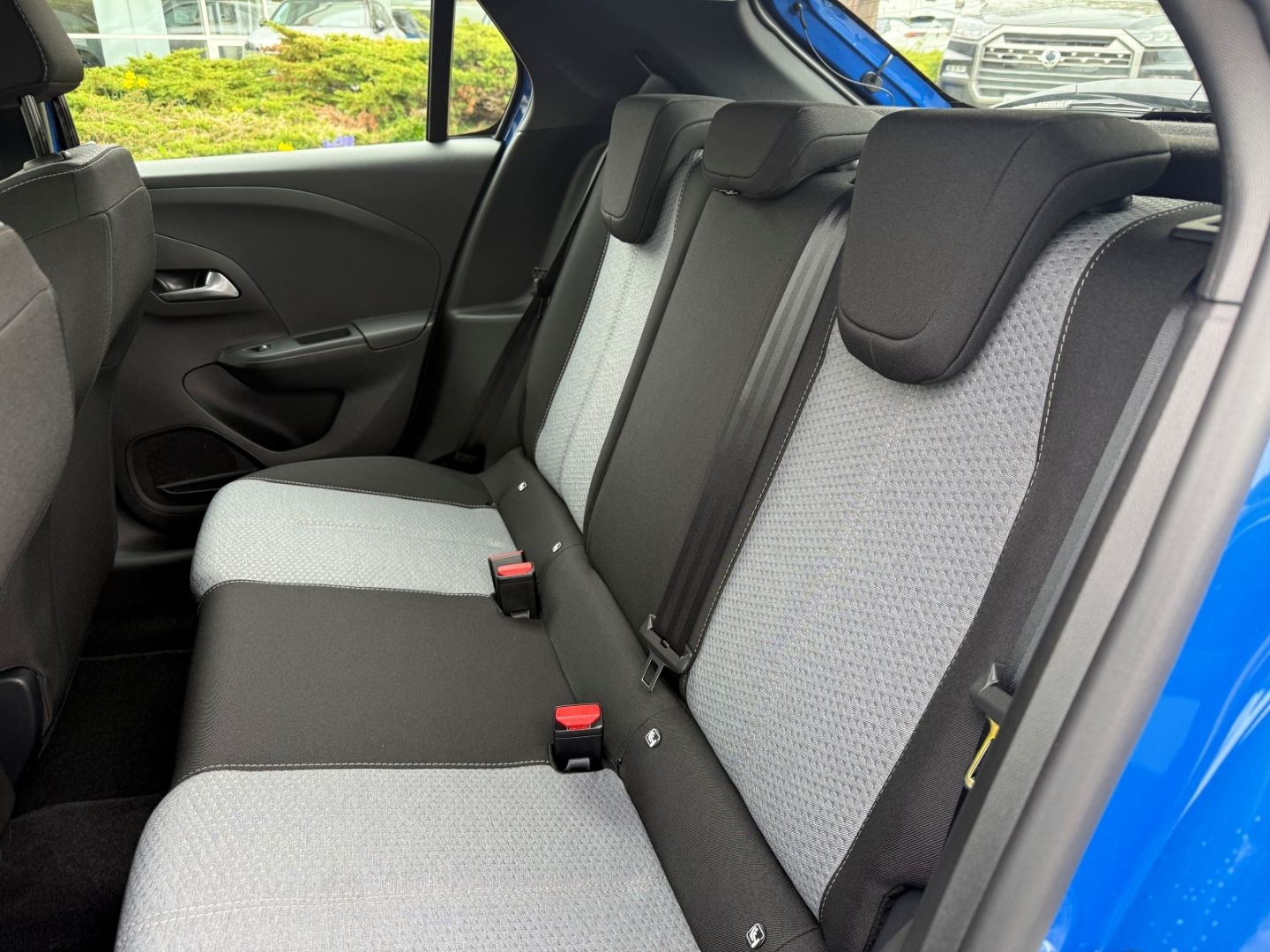 Fahrzeugabbildung Opel Corsa F Edition mit Tech+Winter+Komfort-Paket