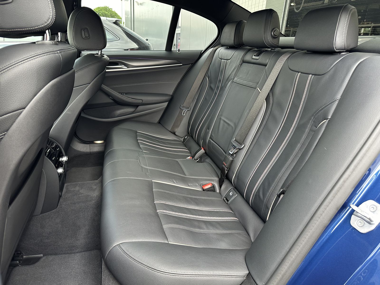 Fahrzeugabbildung BMW 545e xDrive M-Sport NAV+LASER+AHK+GLAS+ACC+HUD