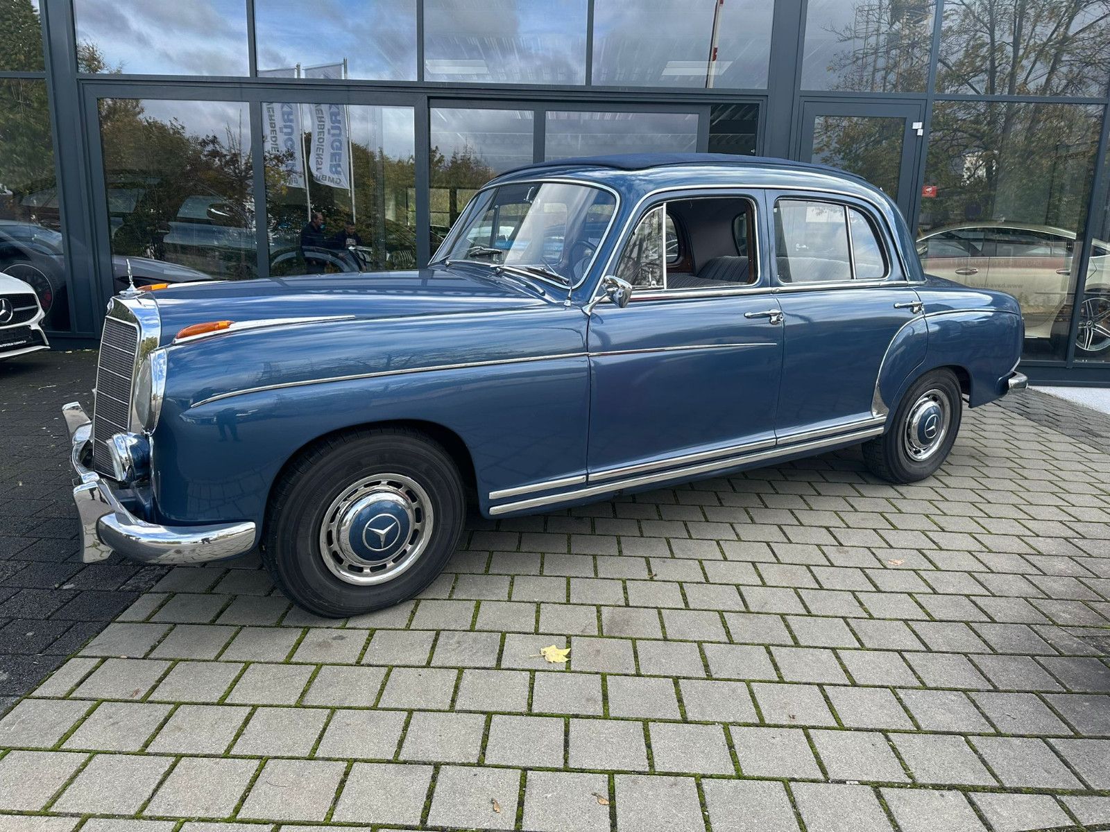 Fahrzeugabbildung Mercedes-Benz 220 S Ponton aus dem Jahr 1956