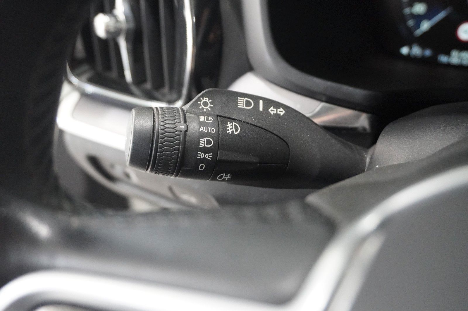 Fahrzeugabbildung Volvo V60 Kombi  MOMENTUM PRO NAVI/LED/KAMERA/SHZ/DAB+