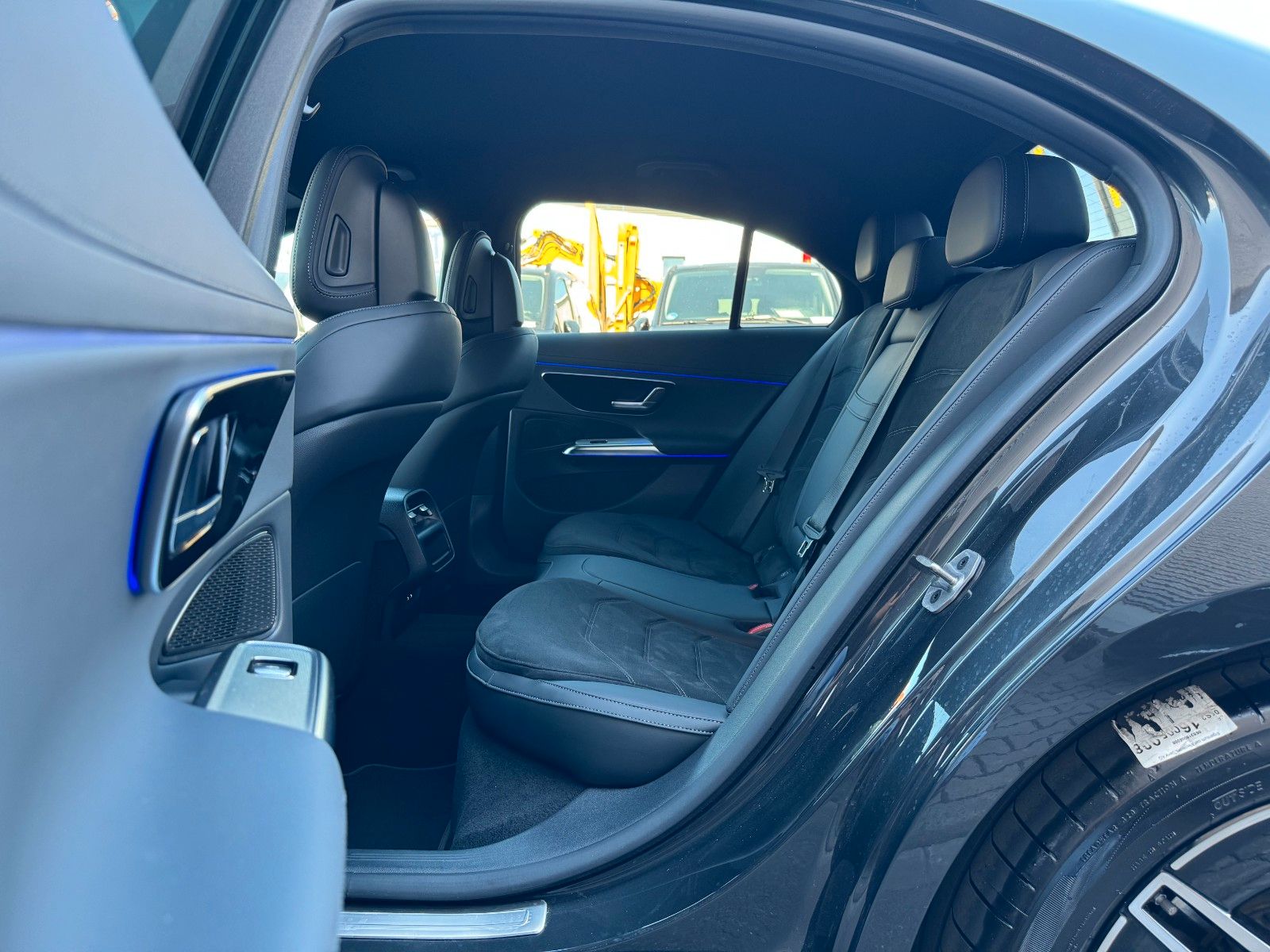 Fahrzeugabbildung Mercedes-Benz E 200 9G+AMG+NIGHT+KEYL+LED+DAB+TOTW+SPUR+MBUX+