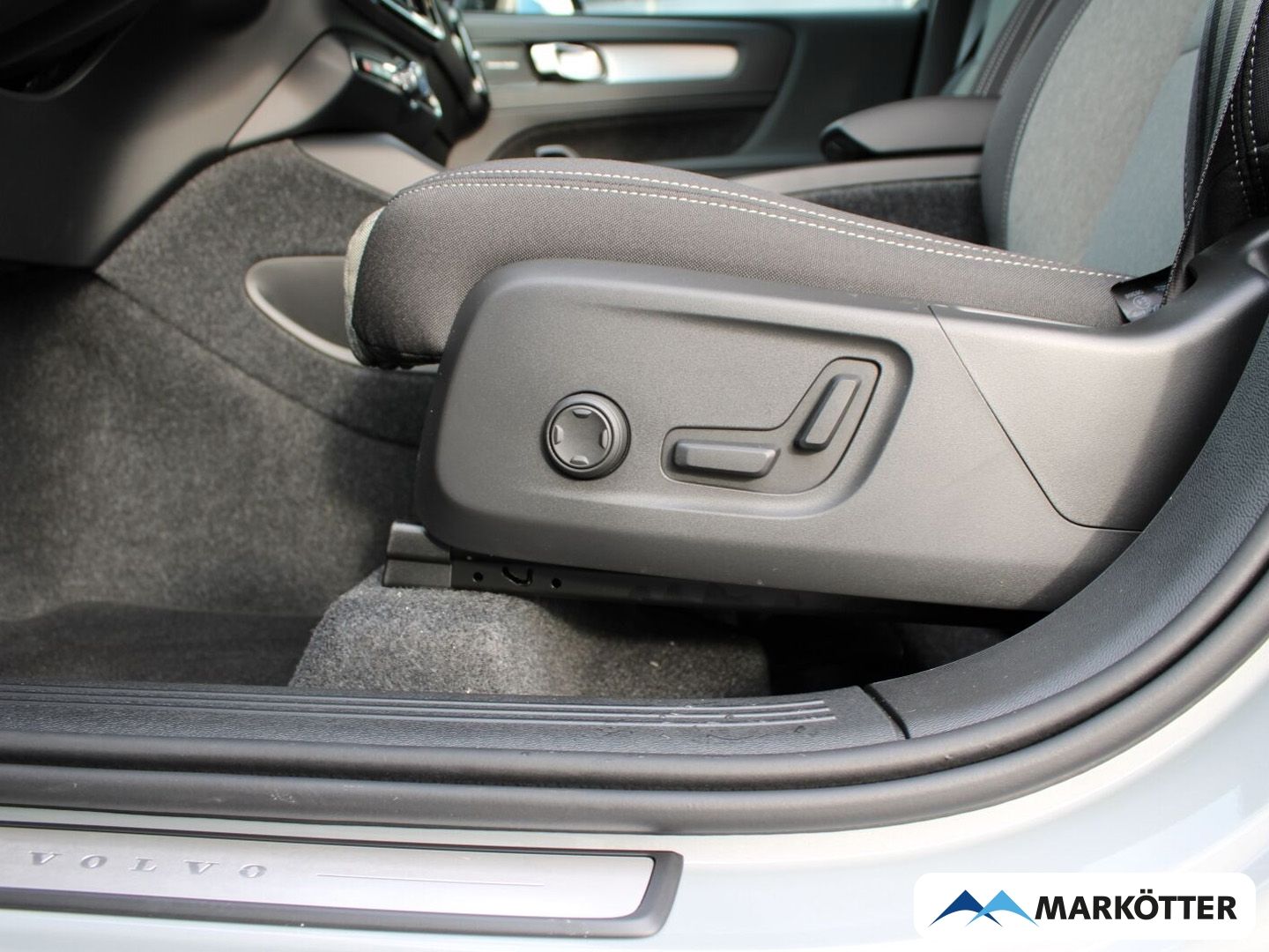 Volvo XC40 B4 Plus/360°CAM/AHK foto 17
