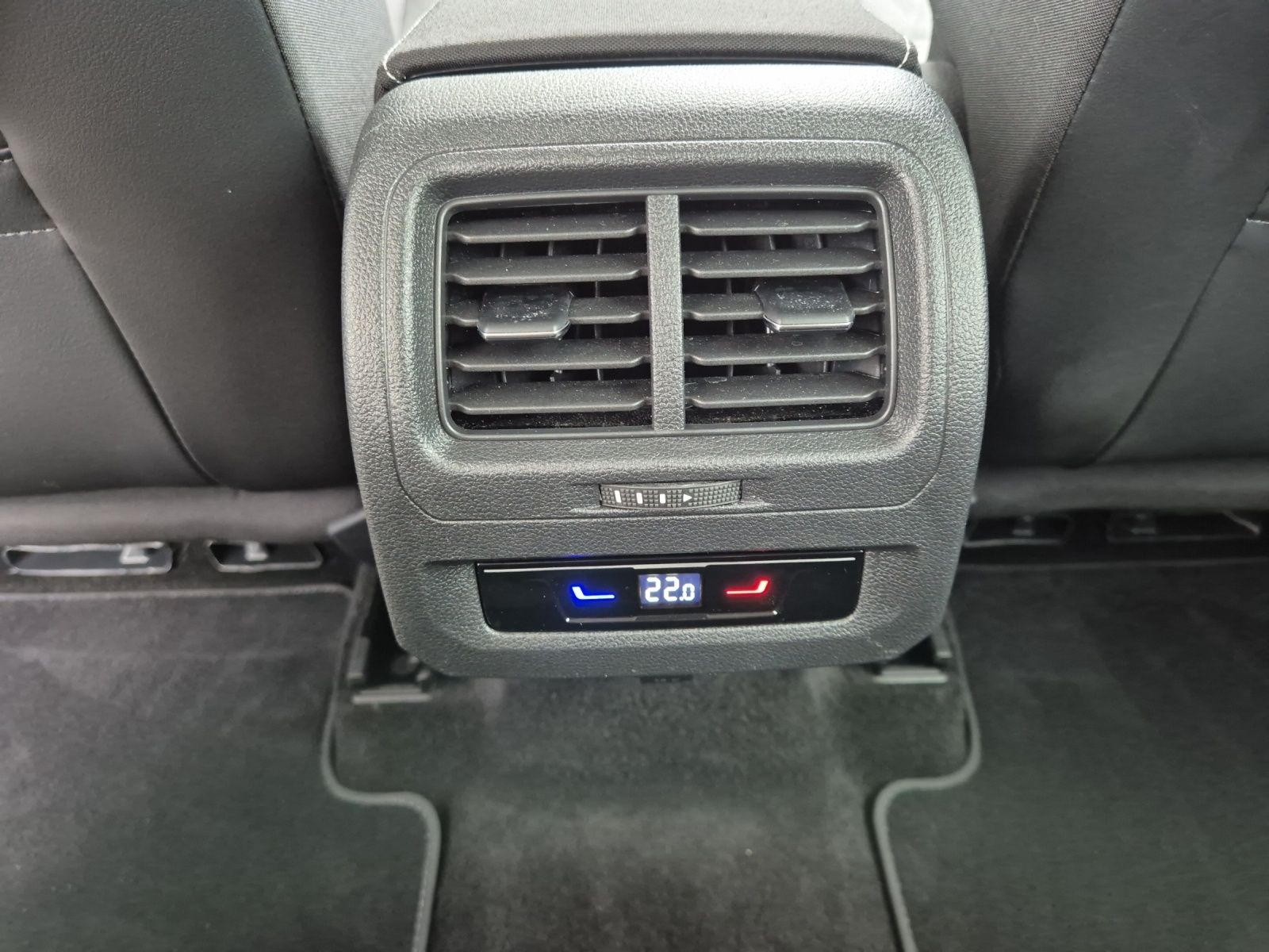 Fahrzeugabbildung Volkswagen Touran TSI Move 7-Si AHK Navi AID ACC PDC SH LM