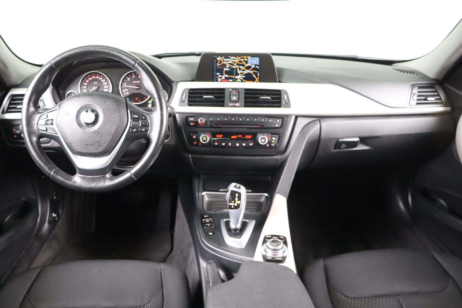 Fahrzeugabbildung BMW 320 i Touring xDrive * Bi- Xenon * Navi
