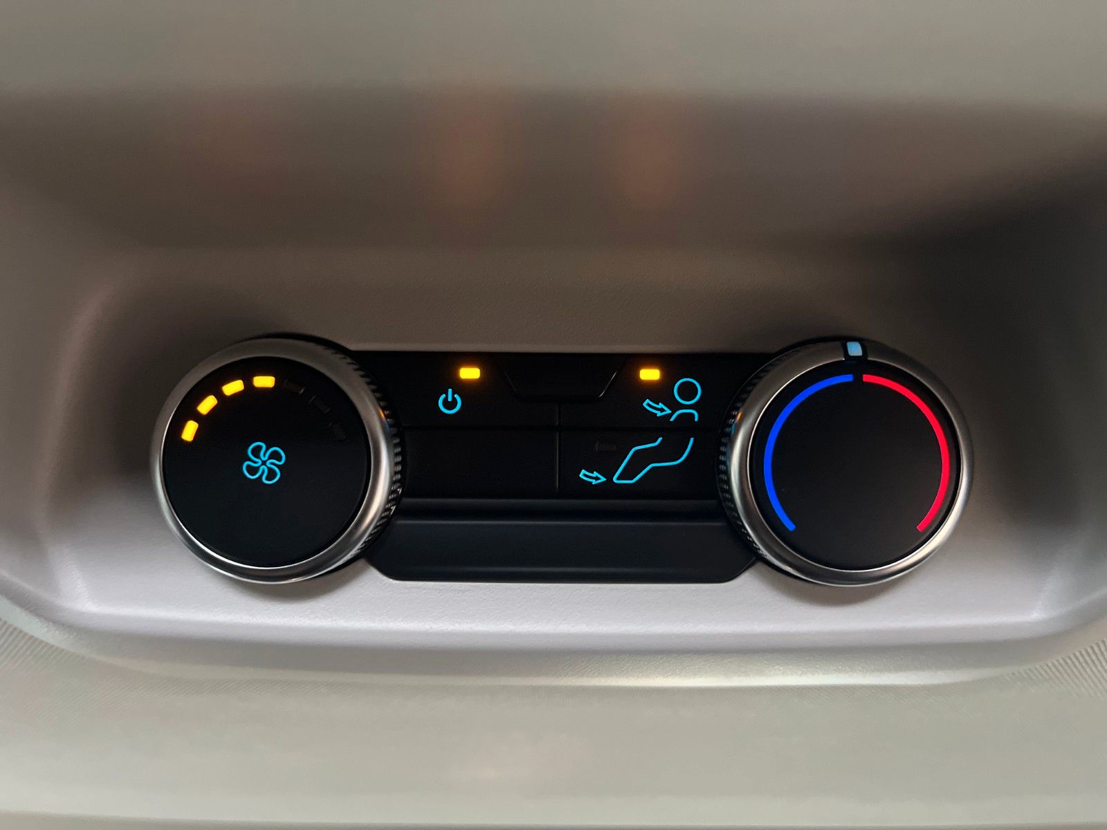 Fahrzeugabbildung Ford Tourneo Custom L1 Titanium AWD Automatik mit AHK