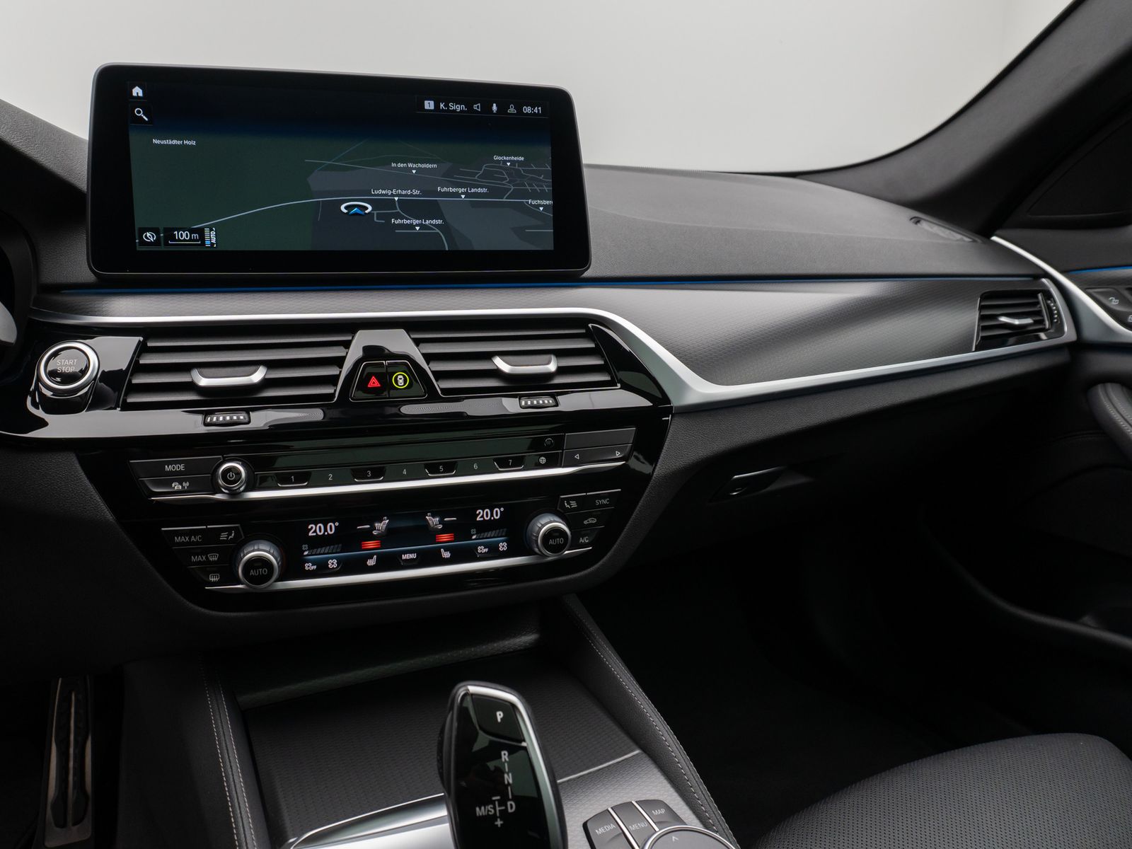 Fahrzeugabbildung BMW 530e M Sport Panorama Kamera DAB HiFi Alarm LED