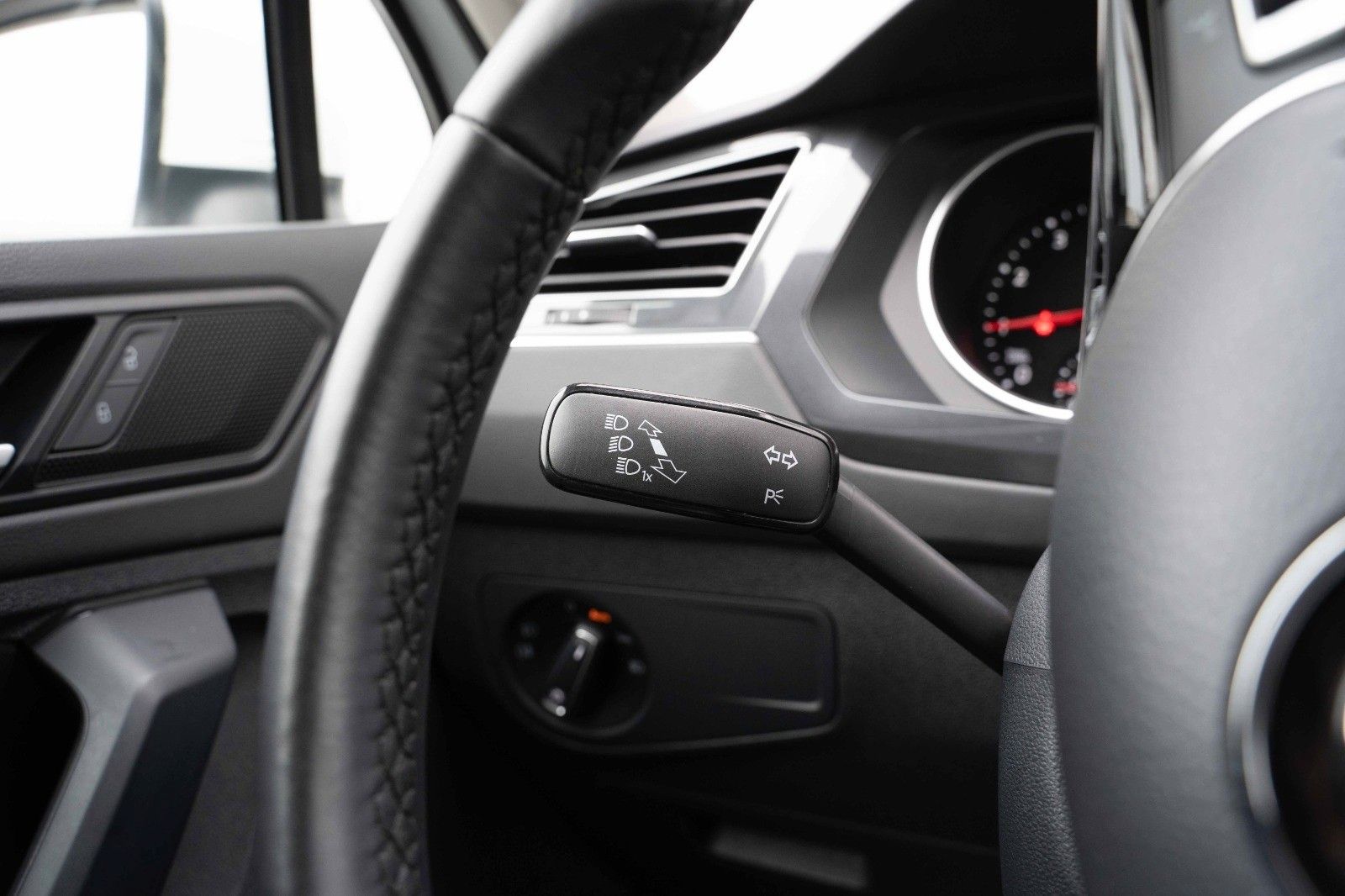 Fahrzeugabbildung Volkswagen TIGUAN 1.5 COMF KAM STHZ ERGO NAVI ACC KEYLESS