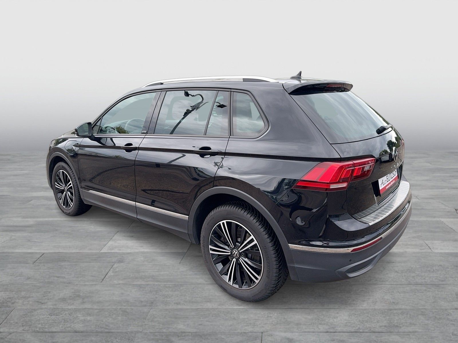 Volkswagen Tiguan eHybrid Active DSG LED AHK Navi HUD AID A imagem 3