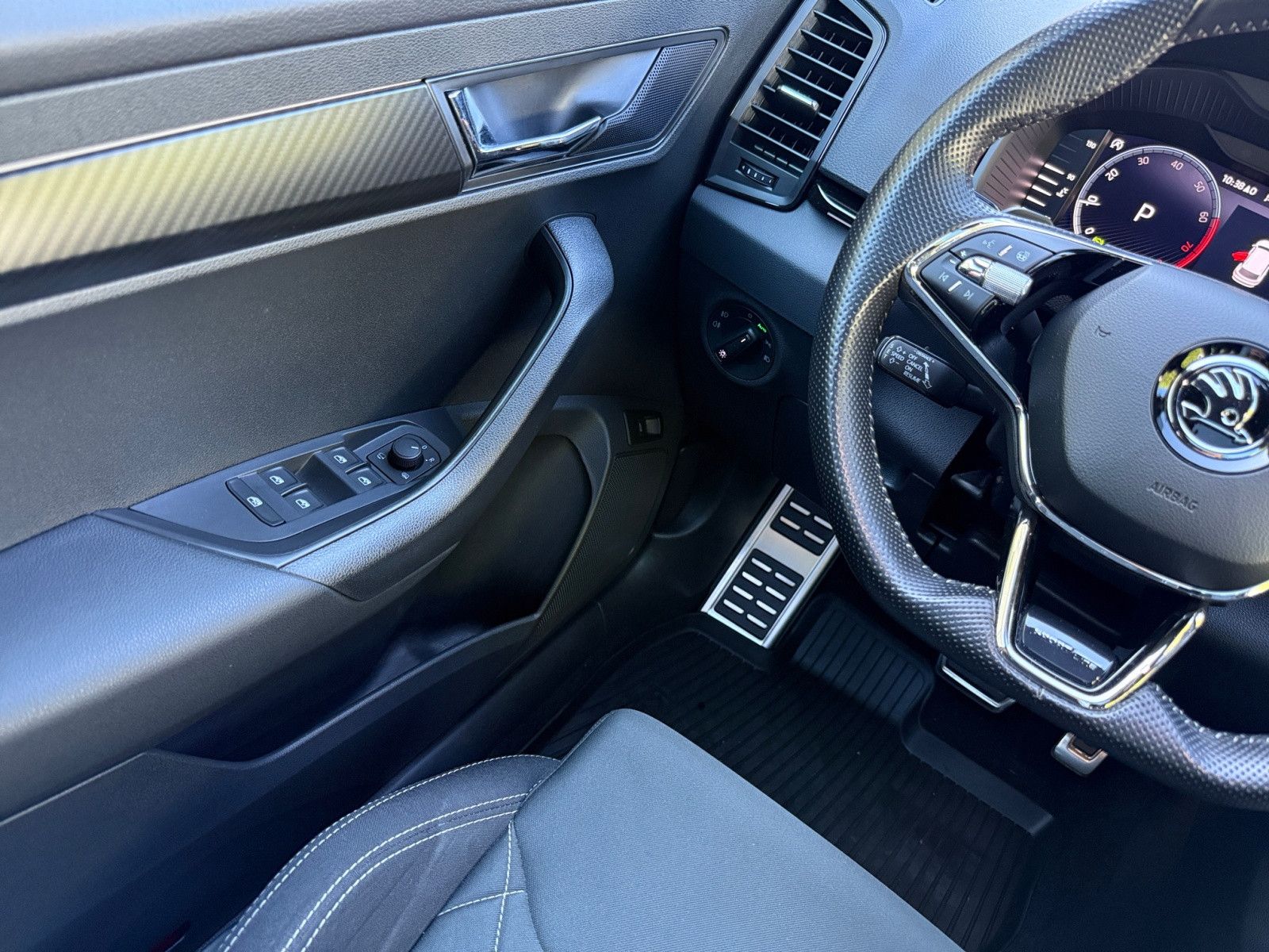 Karoq Sportline 1,5 TSI DSG Navi AHK Kamera Pano