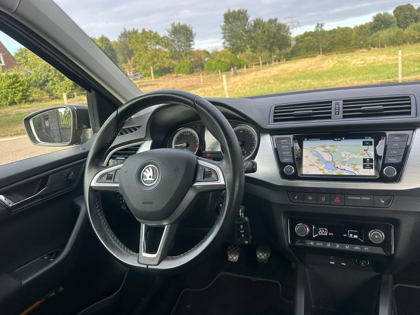 Skoda Fabia 2015 — фото 18