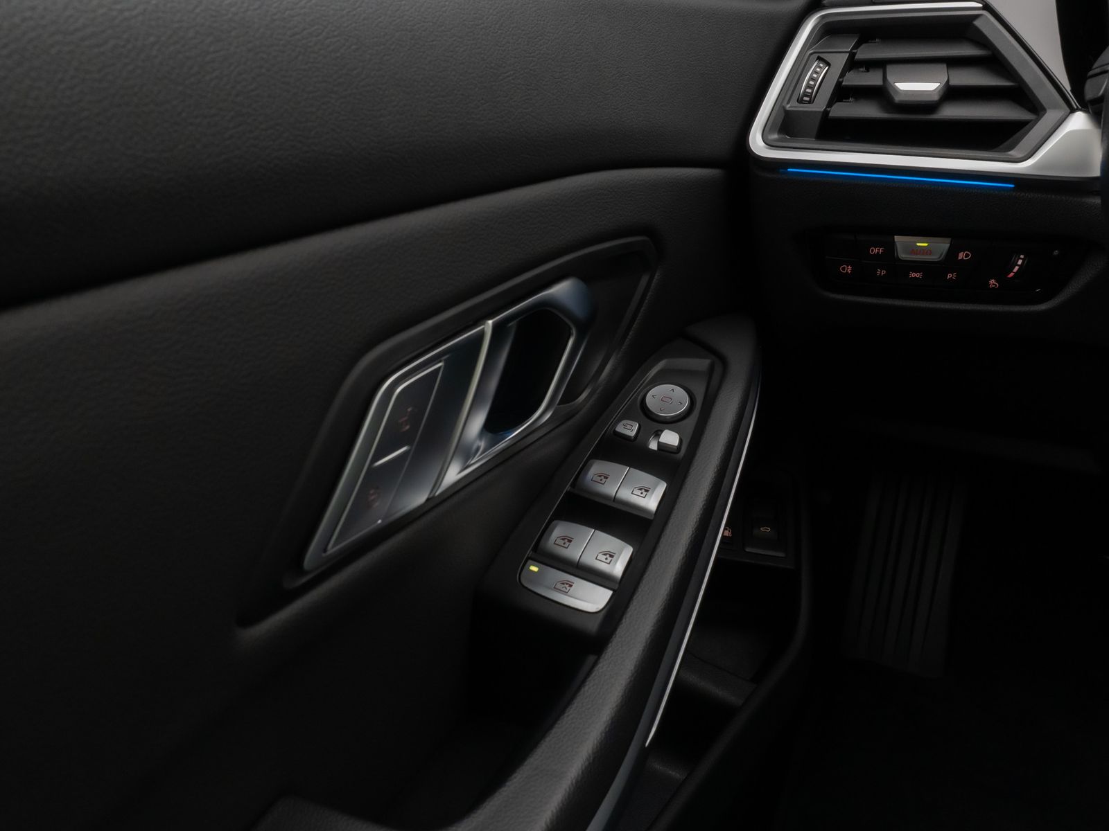 Fahrzeugabbildung BMW 330e xD Luxury Line Panorama Kamera HUD DAB AHK