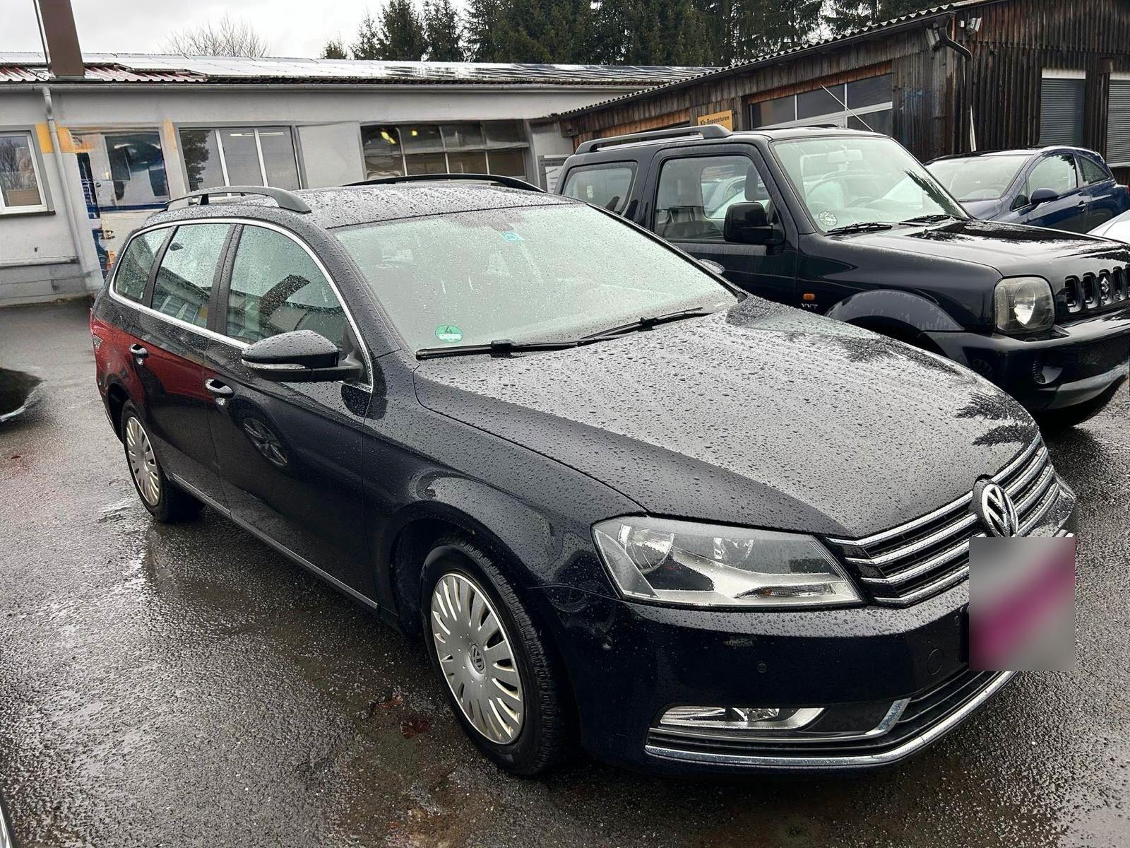 Volkswagen Passat 2011 — rear view