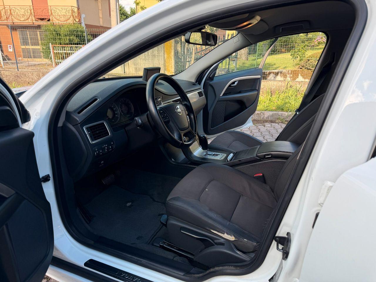 Volvo V70 2010 — photo 9