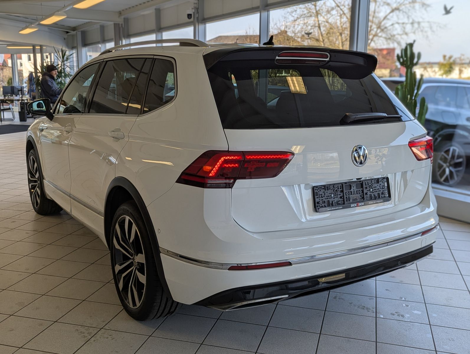 VW Tiguan Allspace 2.0 TDI DSG R-Line 4M Pano AHK - Image 5