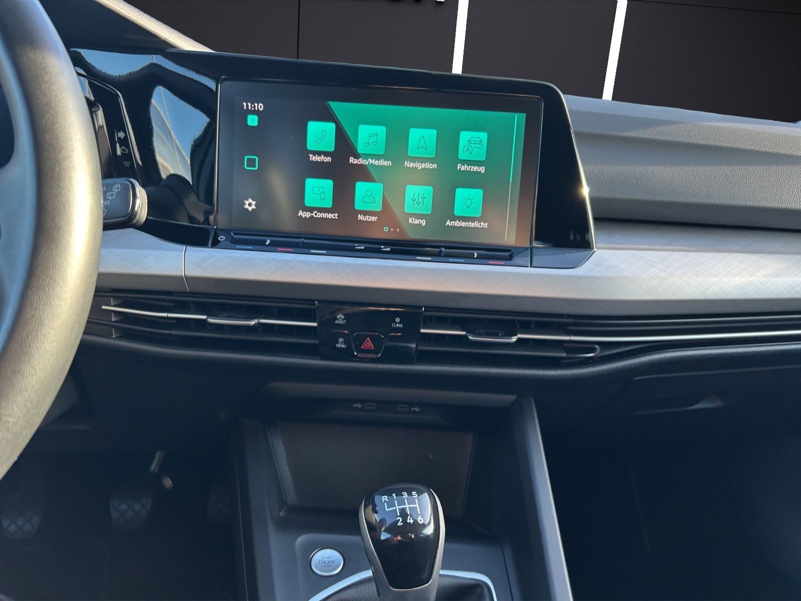 Fahrzeugabbildung Volkswagen Golf VIII Variant Life TSI LED SHZ APP NAVI CLIM