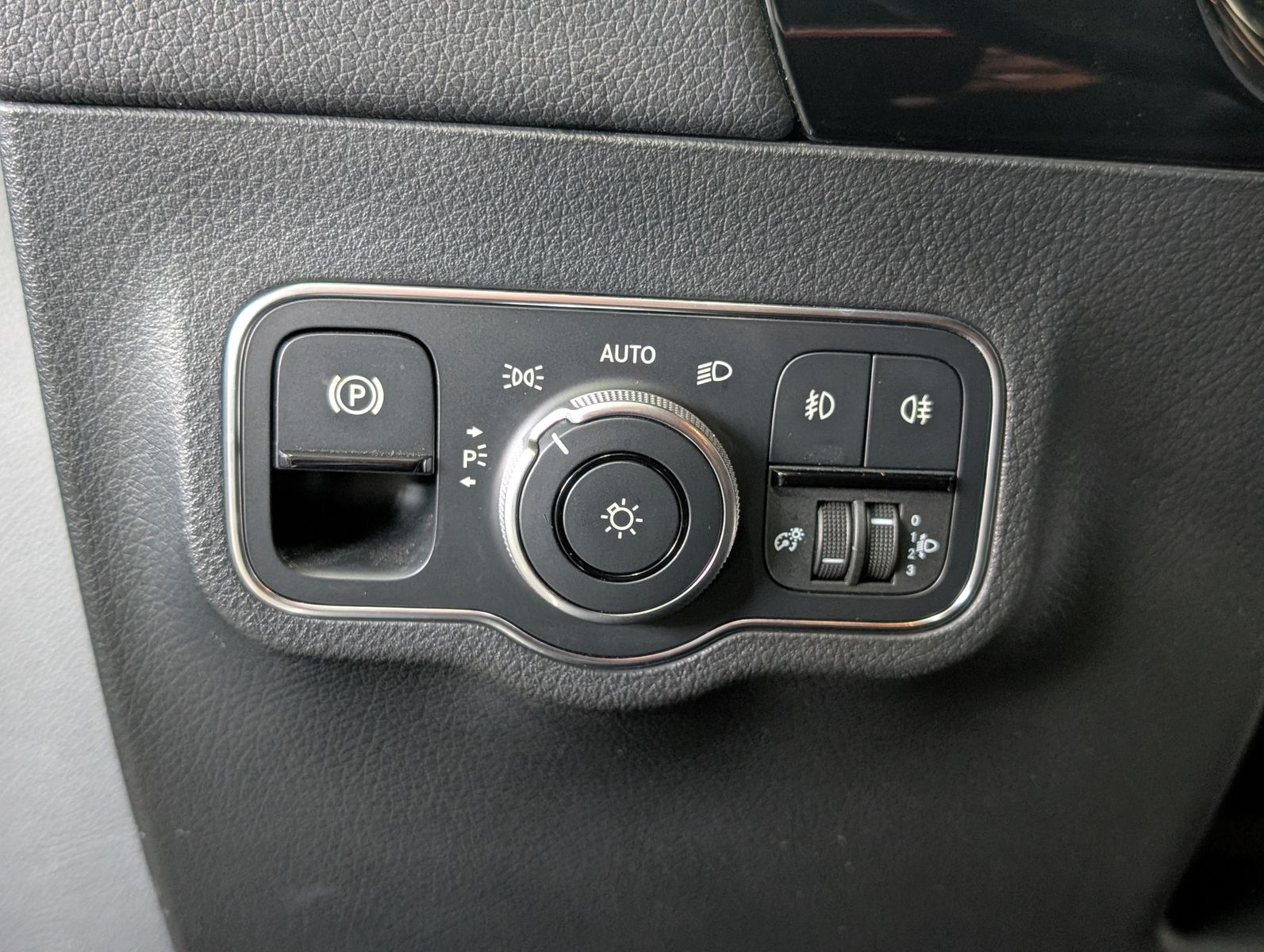 Fahrzeugabbildung Mercedes-Benz GLA 200 d LEDER AHK MBUX VIRT APP KAM SHZ ALU18"