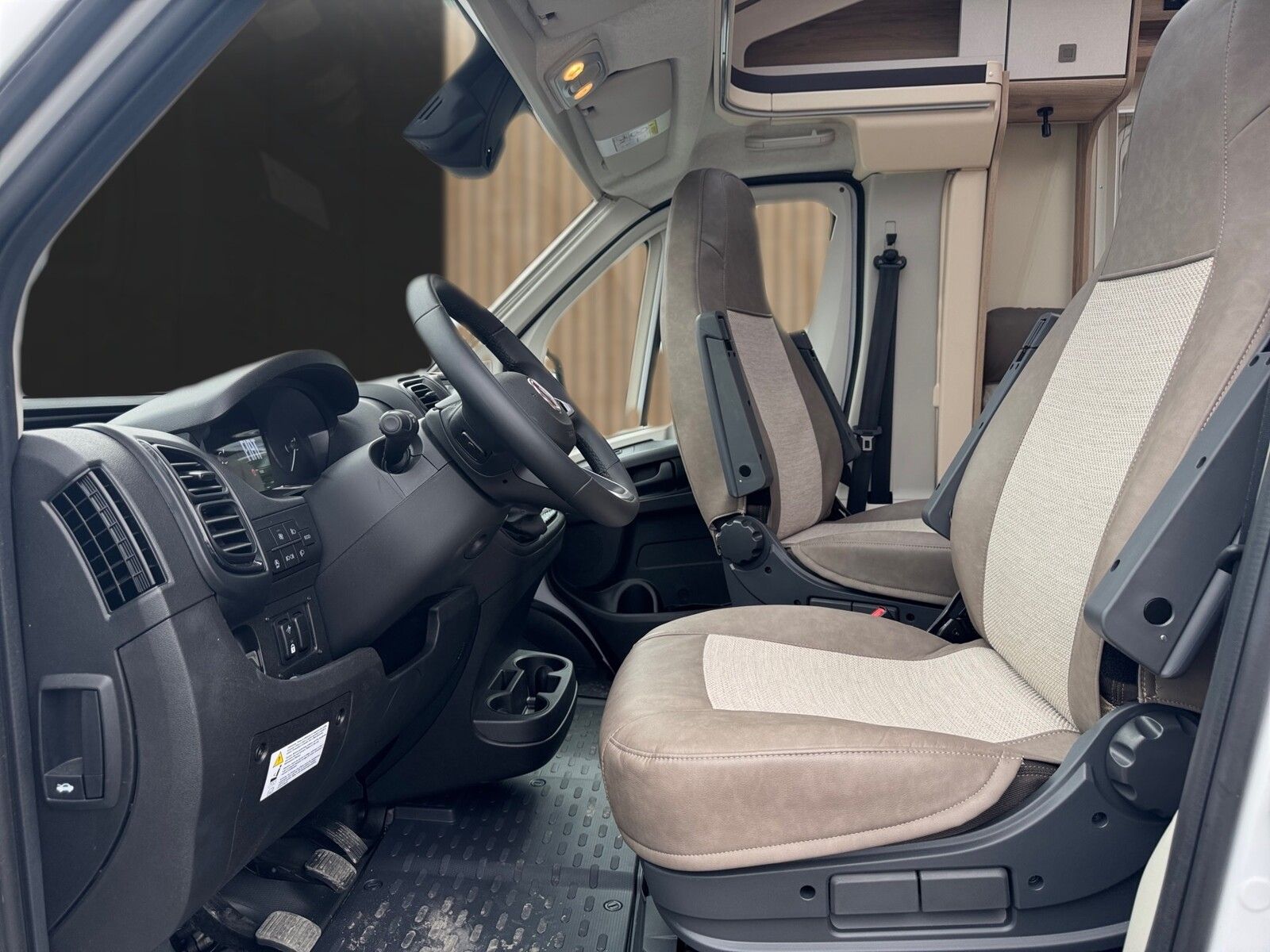 Fahrzeugabbildung Eura Mobil Profila T PT 660 EB Mondial Plus 180PS Dachklima