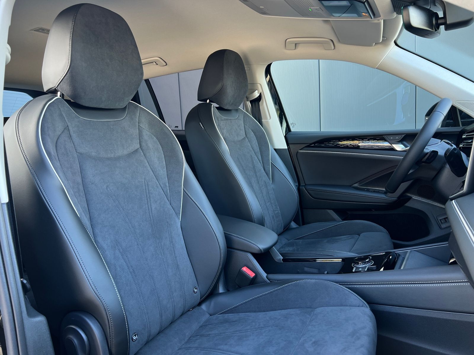 Fahrzeugabbildung Volkswagen Tiguan Elegance 2.0 TDI DSG *AHK, IQ.Light, LM'-