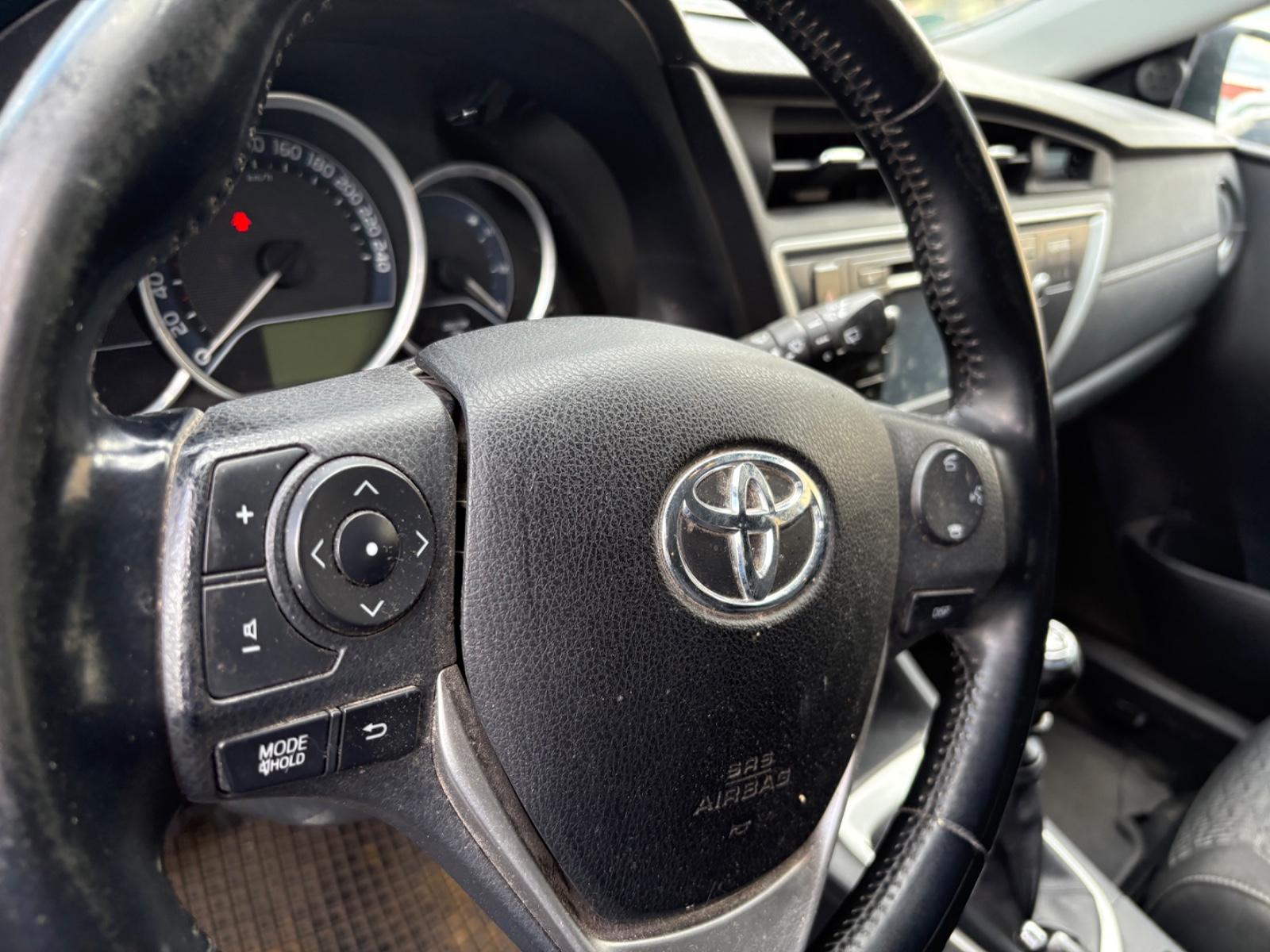 Toyota Auris 2014 — photo 12