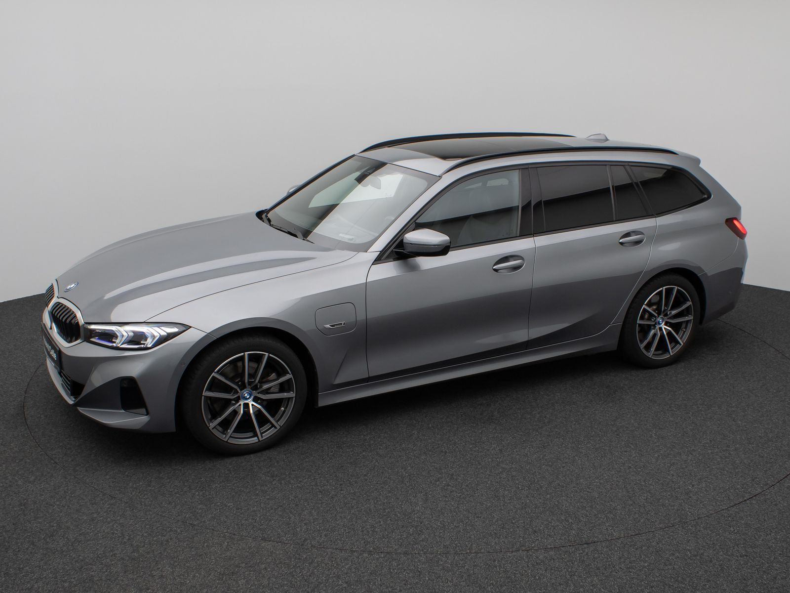 Fahrzeugabbildung BMW 330e Panorama Kamera HUD DAB HiFi AHK Sport Lede