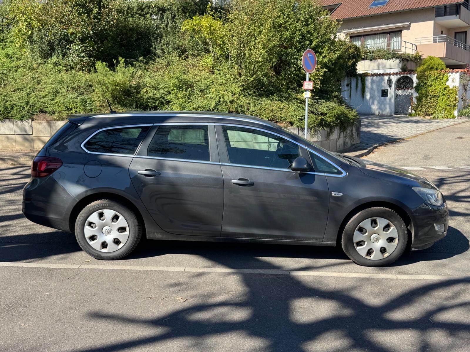 Opel Astra 2011 — engine 1.956 cm³, 165 HP (121kW)