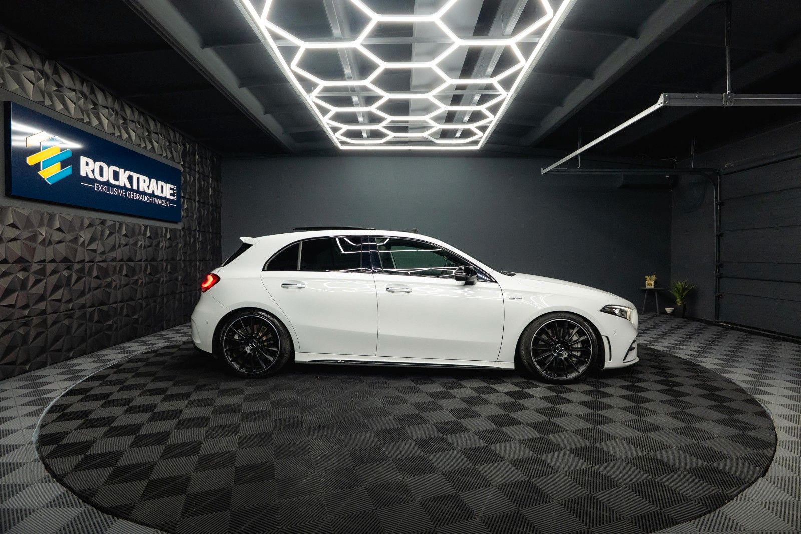 Fahrzeugabbildung Mercedes-Benz A 35 AMG 4Matic Night-Paket *Pano*LED*ACC*DAB*