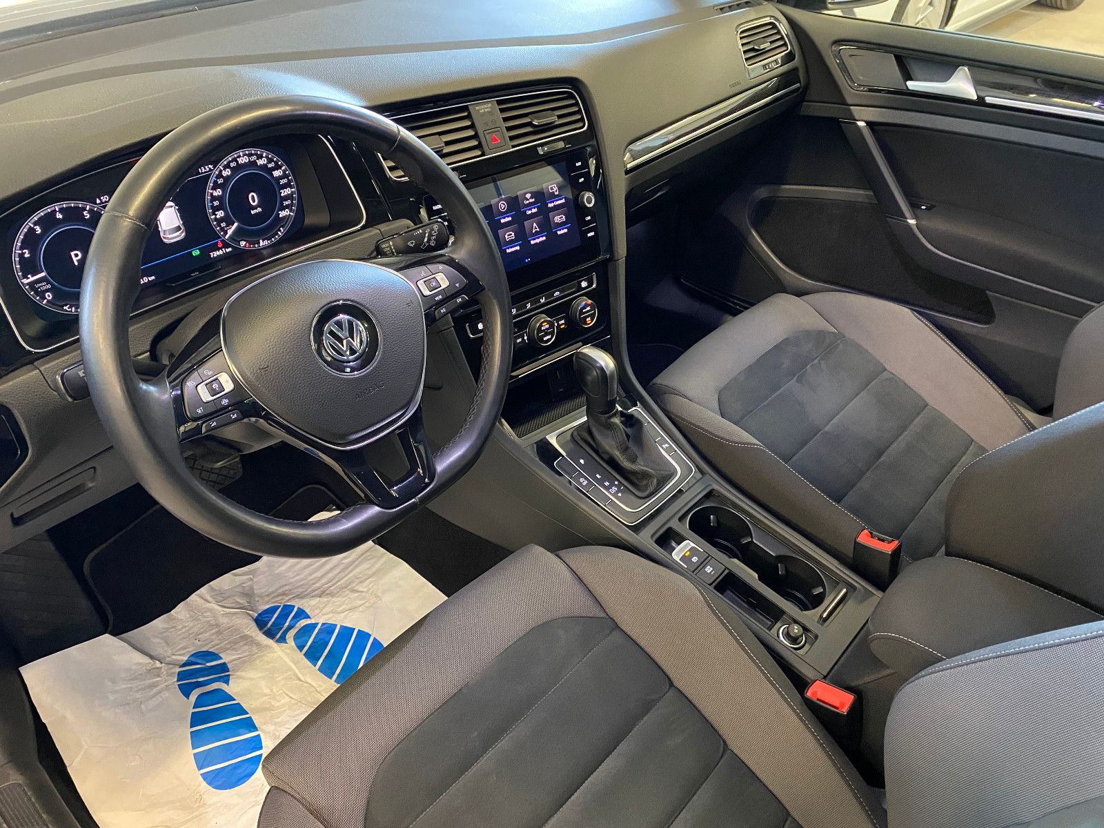 Fahrzeugabbildung Volkswagen Golf VII Lim. Highline DSG ACC Navi Pano Kam LED