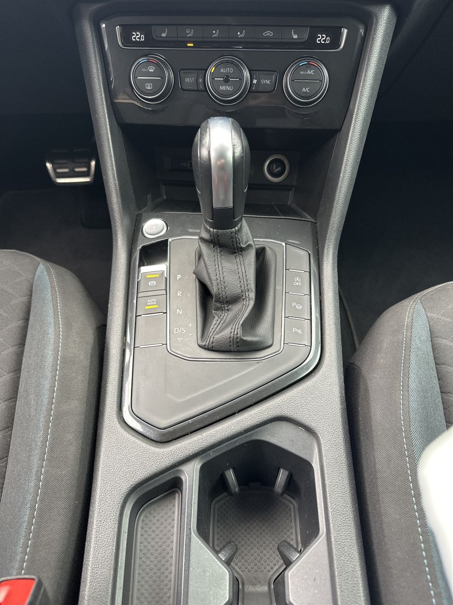 Fahrzeugabbildung Volkswagen Tiguan 2.0 TDI DSG IQ.DRIVE NAV+LED+AHK+HUD+KAM