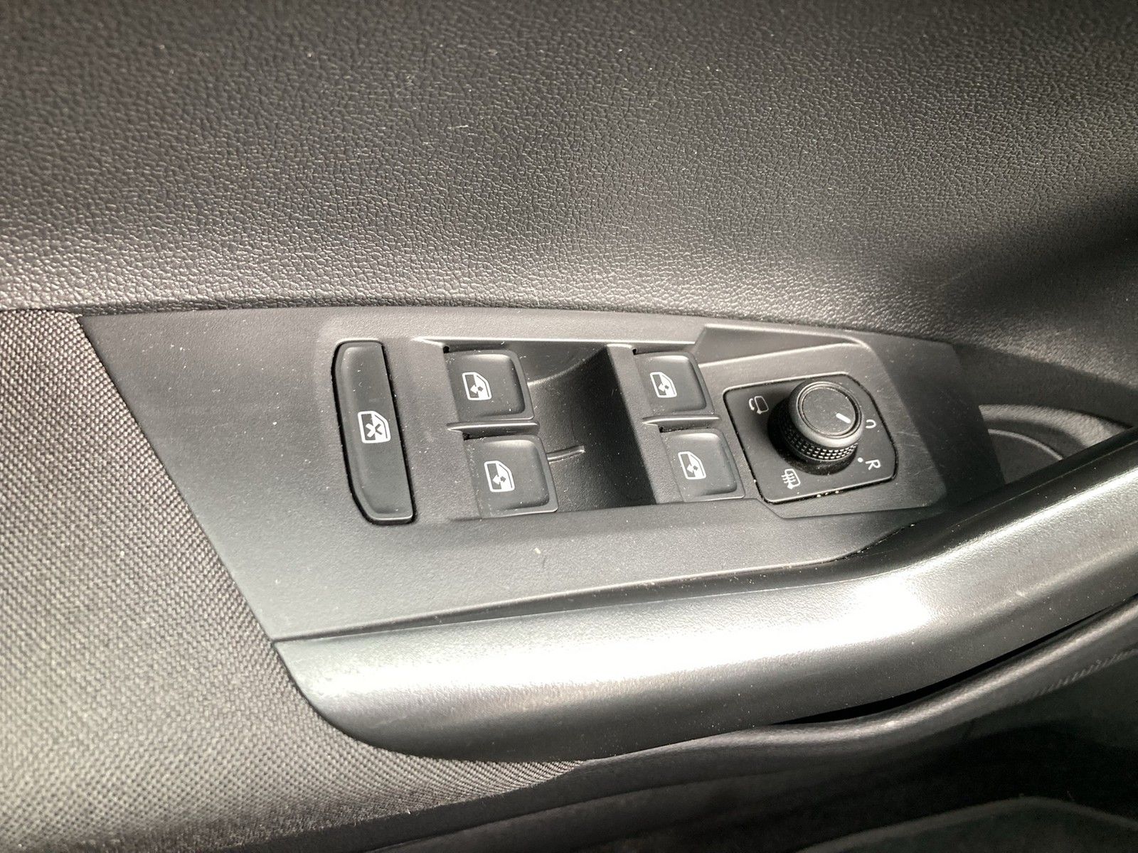 Fahrzeugabbildung Volkswagen Polo TSI Active DSG LED Navi AID ACC PDC SH