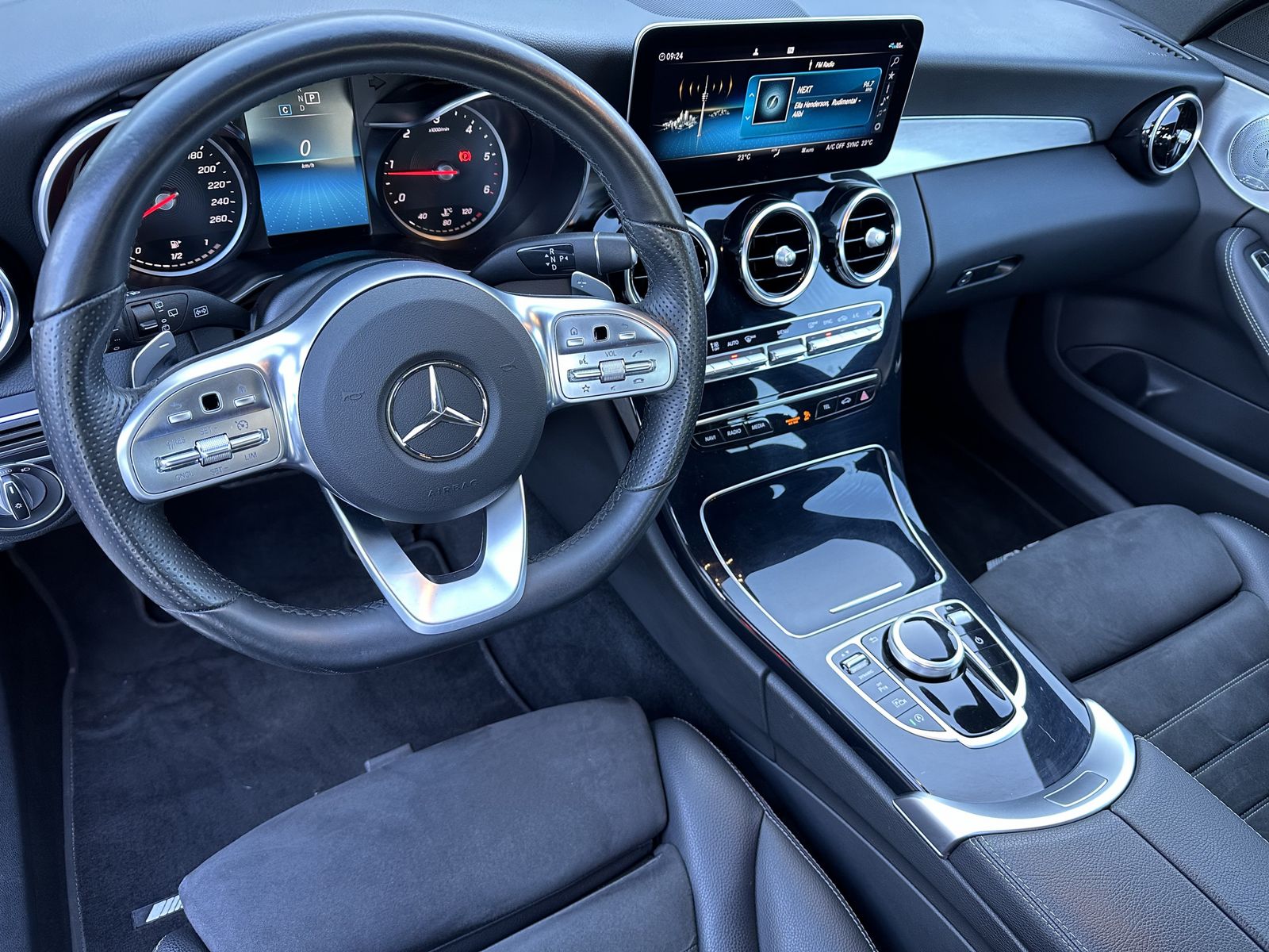 Fahrzeugabbildung Mercedes-Benz C 220d T AMG-Line NAV+AHK+CARPLAY+BURMESTER+18ZO