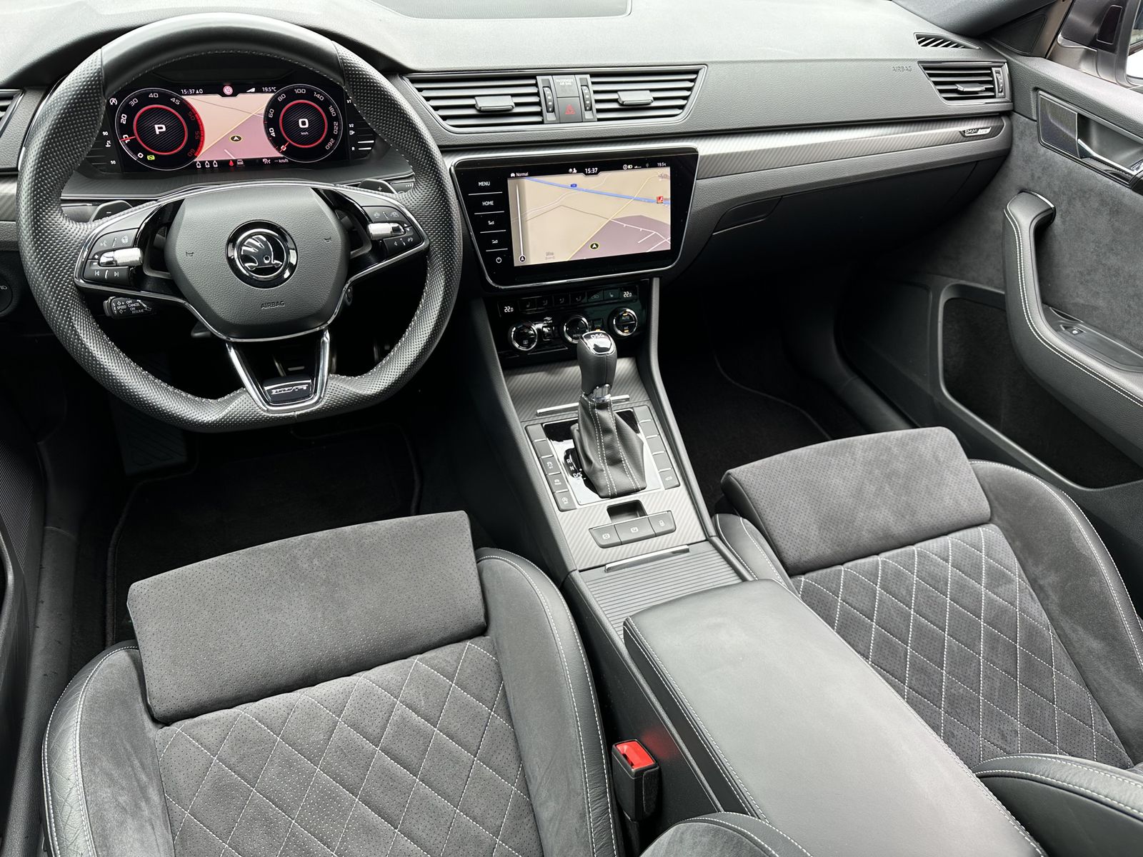 Fahrzeugabbildung SKODA Superb Combi 2.0 TDI DSG Sportline NAV+LED+ACC