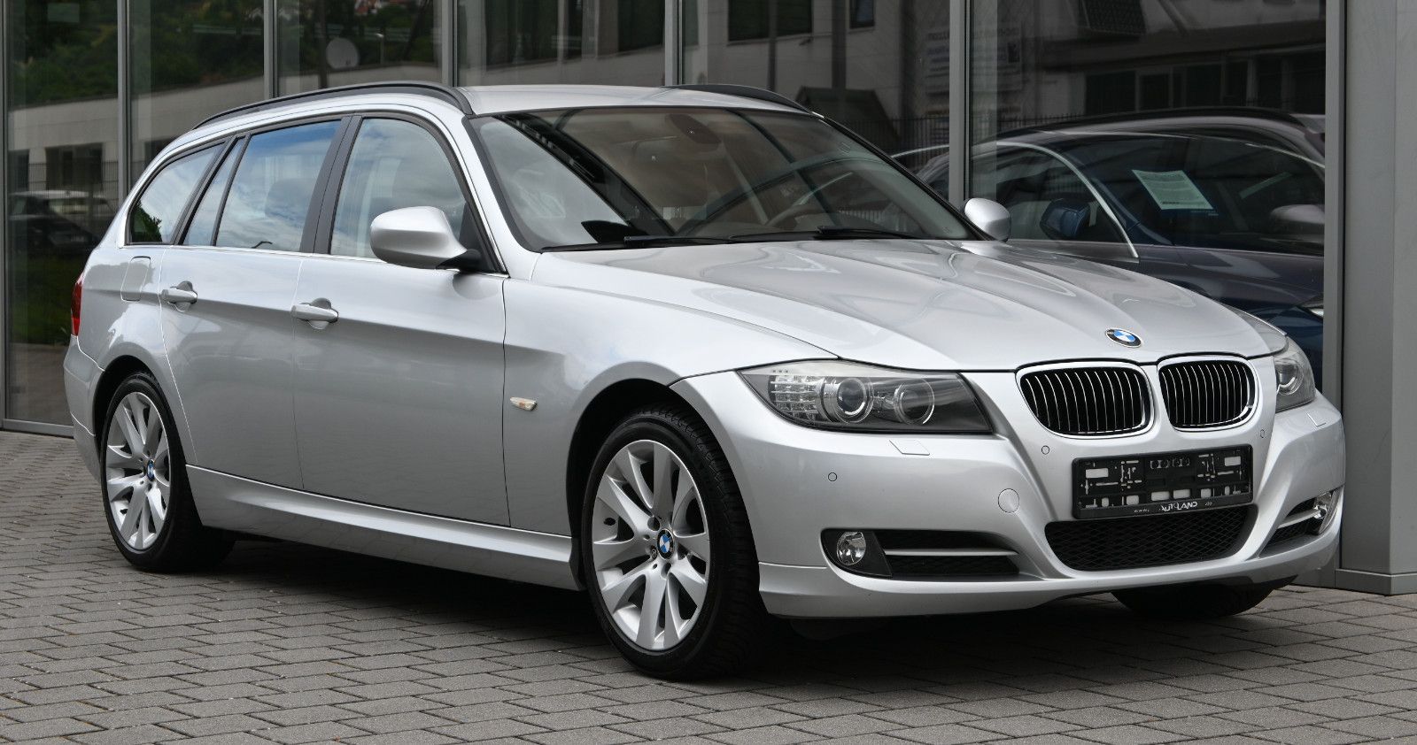 Fahrzeugabbildung BMW 320d Touring Aut. Ed.Lifestyle °AHK°STANDHEIZUNG