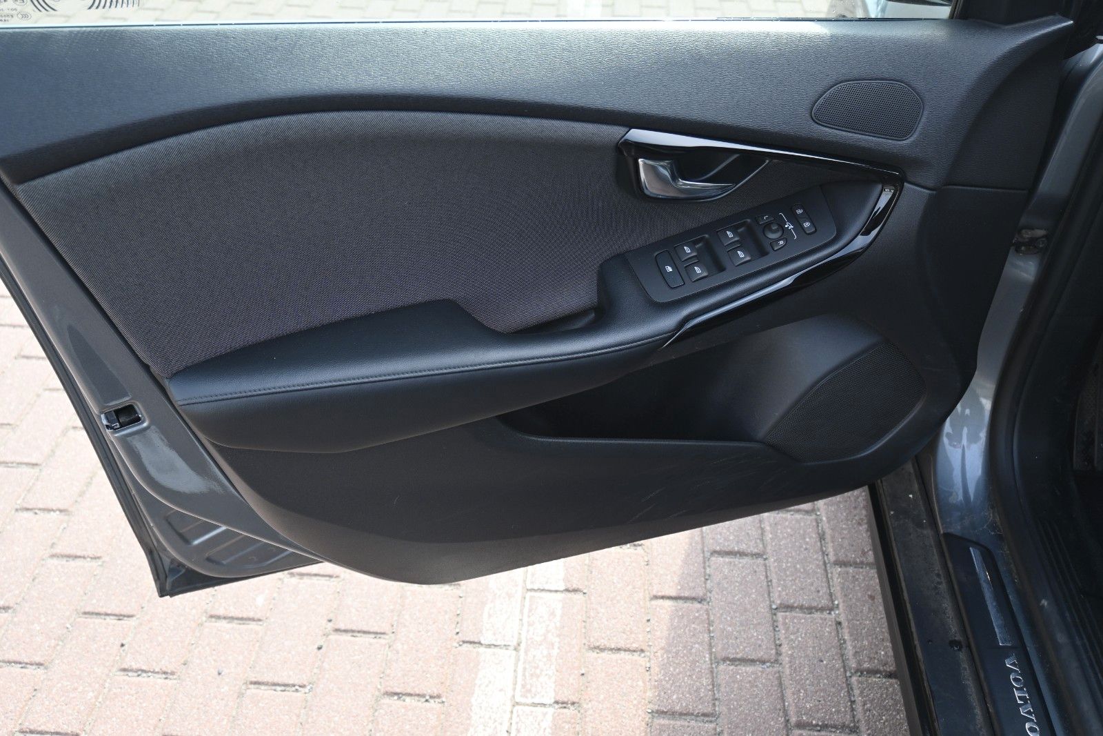 Fahrzeugabbildung Volvo V40 Cross Country D2 Momentum*Fahrass.Paket*RFK*