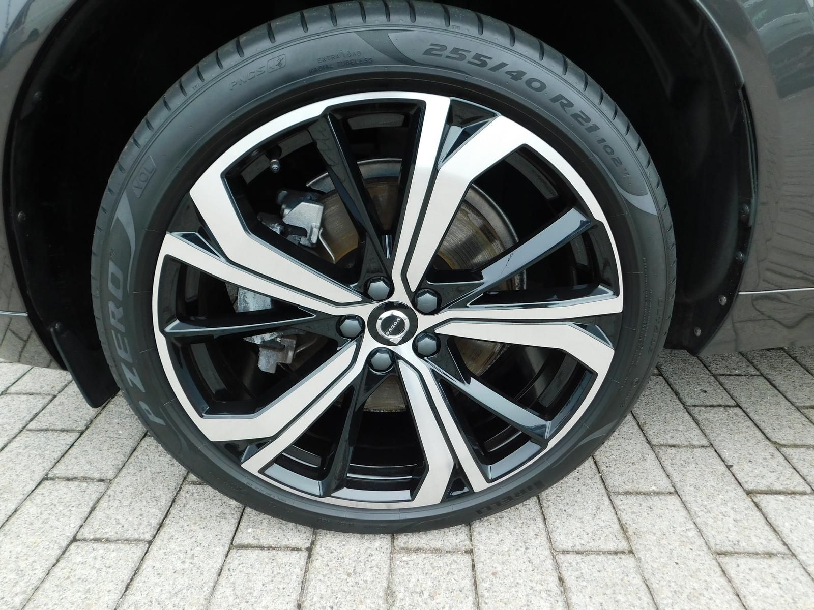 Fahrzeugabbildung Volvo XC60 B4D AWD Plus Dark "Panoramadach"