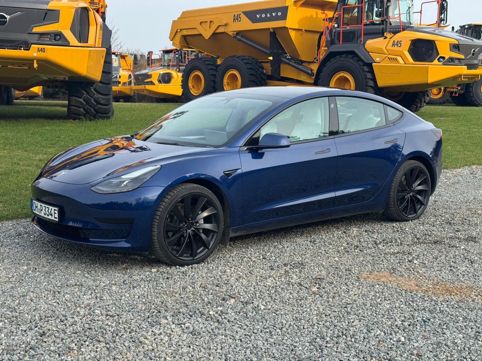 Tesla Model 3 Standard / 1. HD / 8-Fach / Weißes Leder