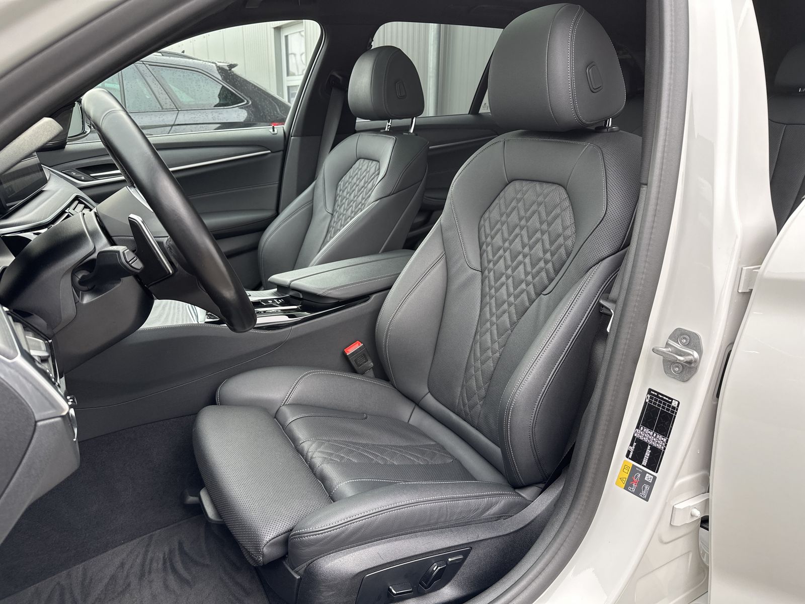 Fahrzeugabbildung BMW 530e Touring xDrive M-Sport NAV+LED+KAM+CARPLAY