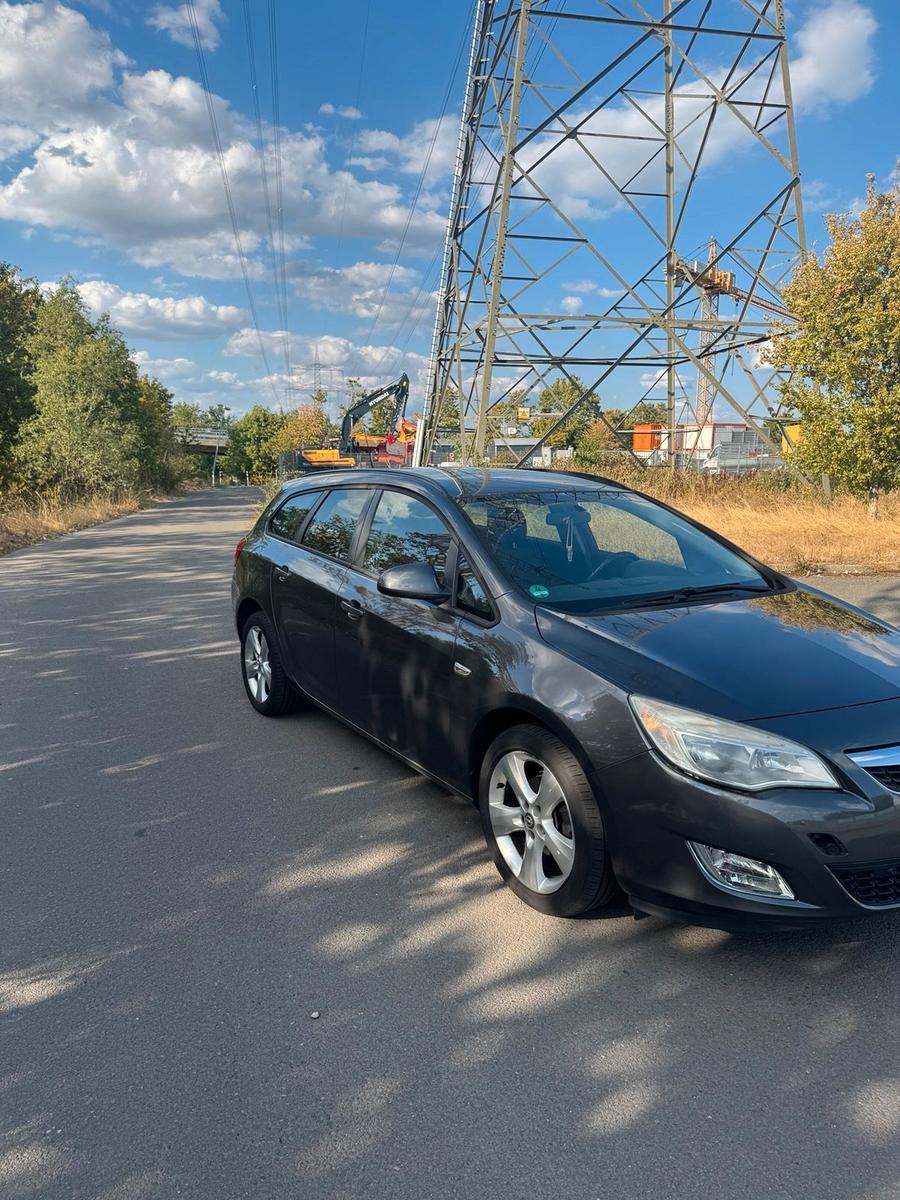 Opel Astra 2012 — engine 140 HP (103kW)