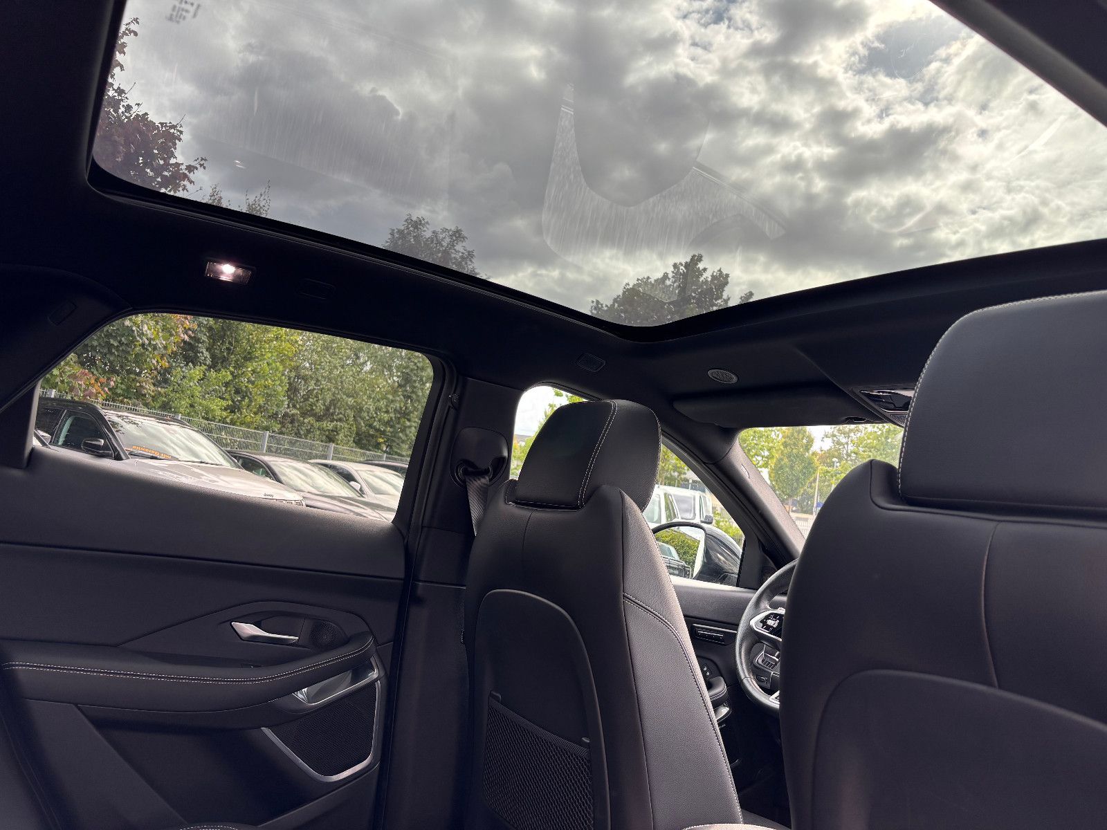 Fahrzeugabbildung Jaguar E-PACE R-Dynamic/AWD/PANORAMA/KAMERA/MERIDIAN