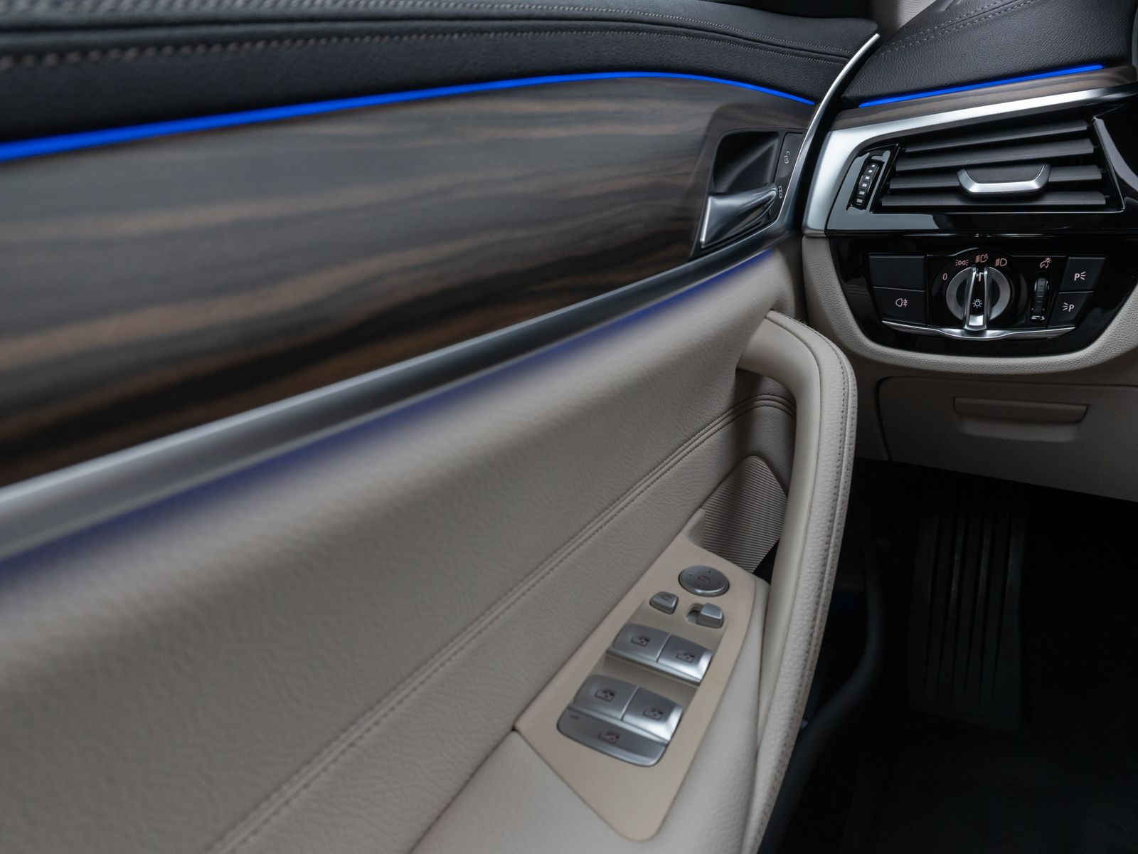 Fahrzeugabbildung BMW 530d Luxury Line Panorama Kamera HUD DAB Sport
