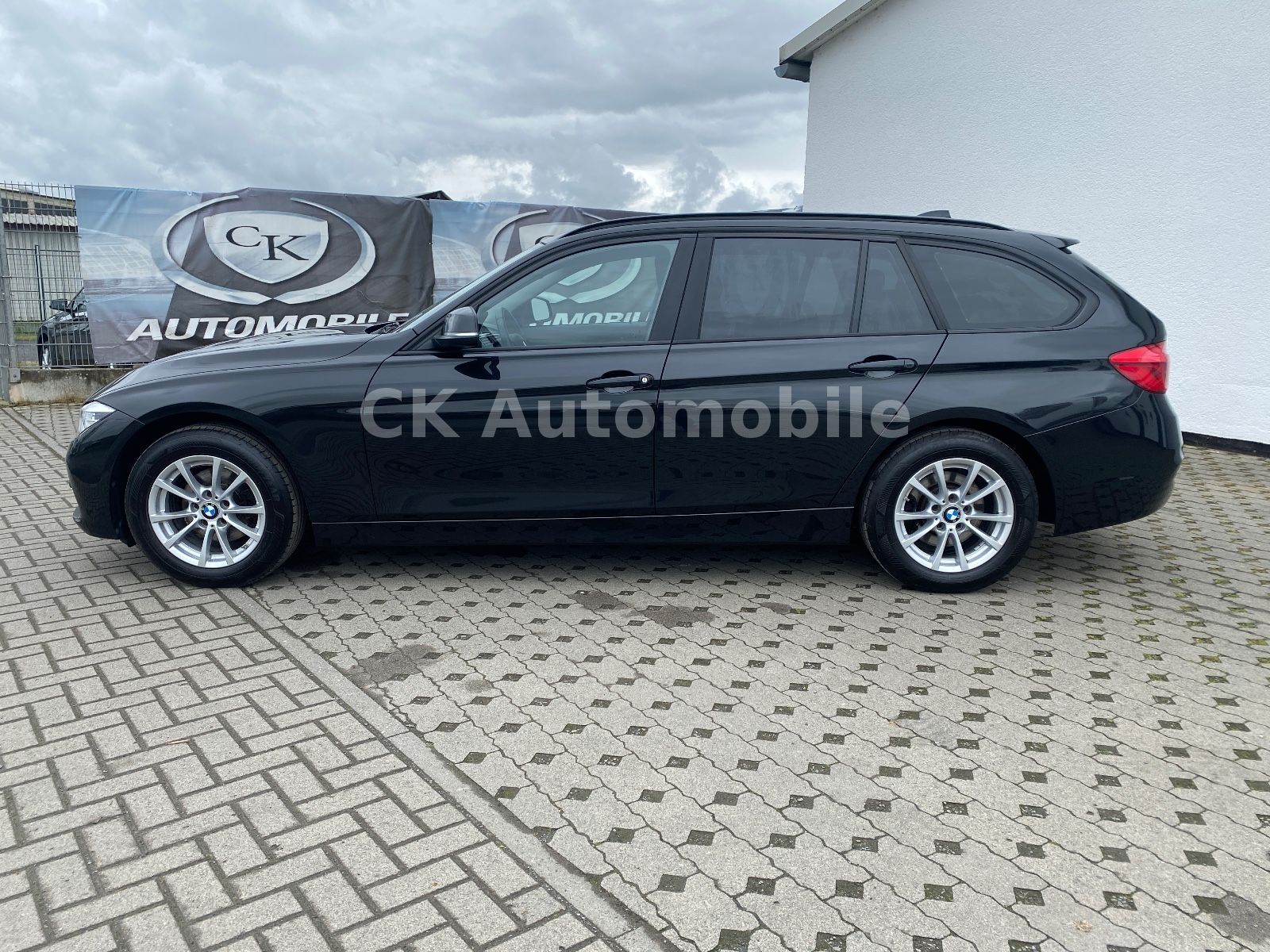 Fahrzeugabbildung BMW 320 I Touring Advantage Automatik/Navi/LED/PDC