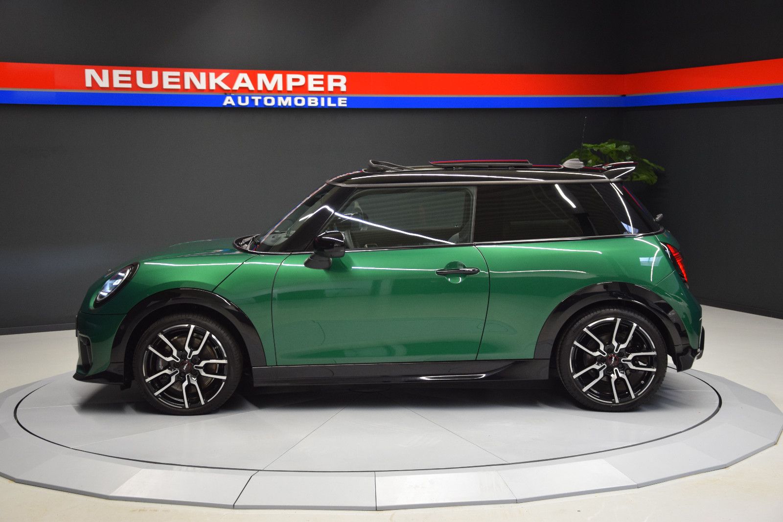 Fahrzeugabbildung MINI Cooper C JCW Trim Paket-XL Pano H&k 360° HuD