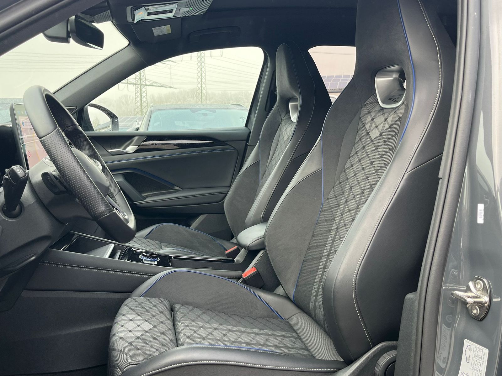 Fahrzeugabbildung Volkswagen Tiguan 2.0 TDI 4M R-Line PANO*H&K*AHK*MATRIX*20"