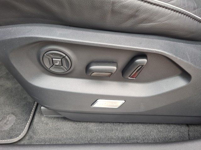 Fahrzeugabbildung Volkswagen Touareg TDI R-Line 4M Standhzg LED AHK Navi AID