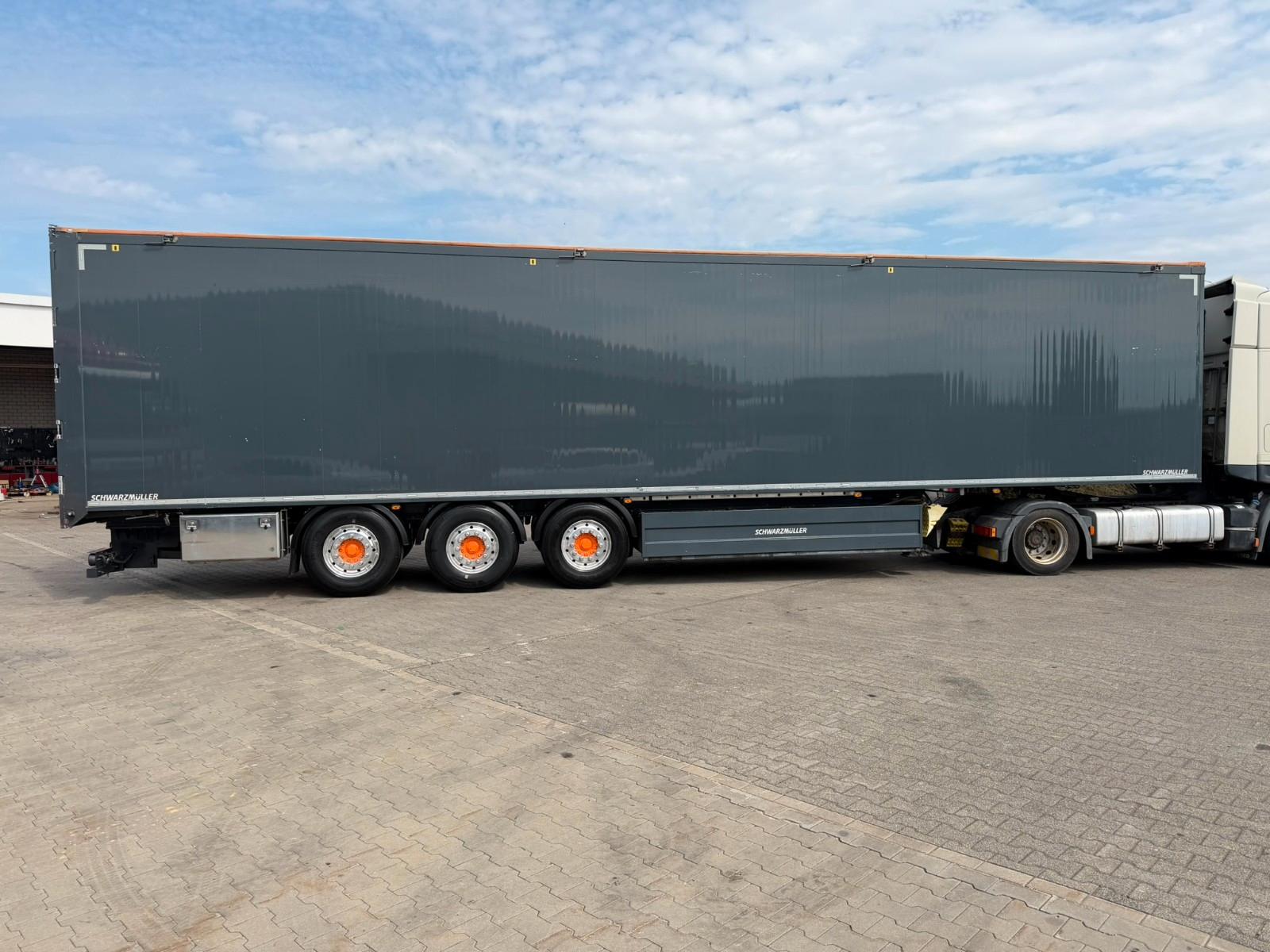 Schwarzmüller 95m³*Funk*ALCOA*P.Kasten*Lift*Staplerhaltrug*TOP