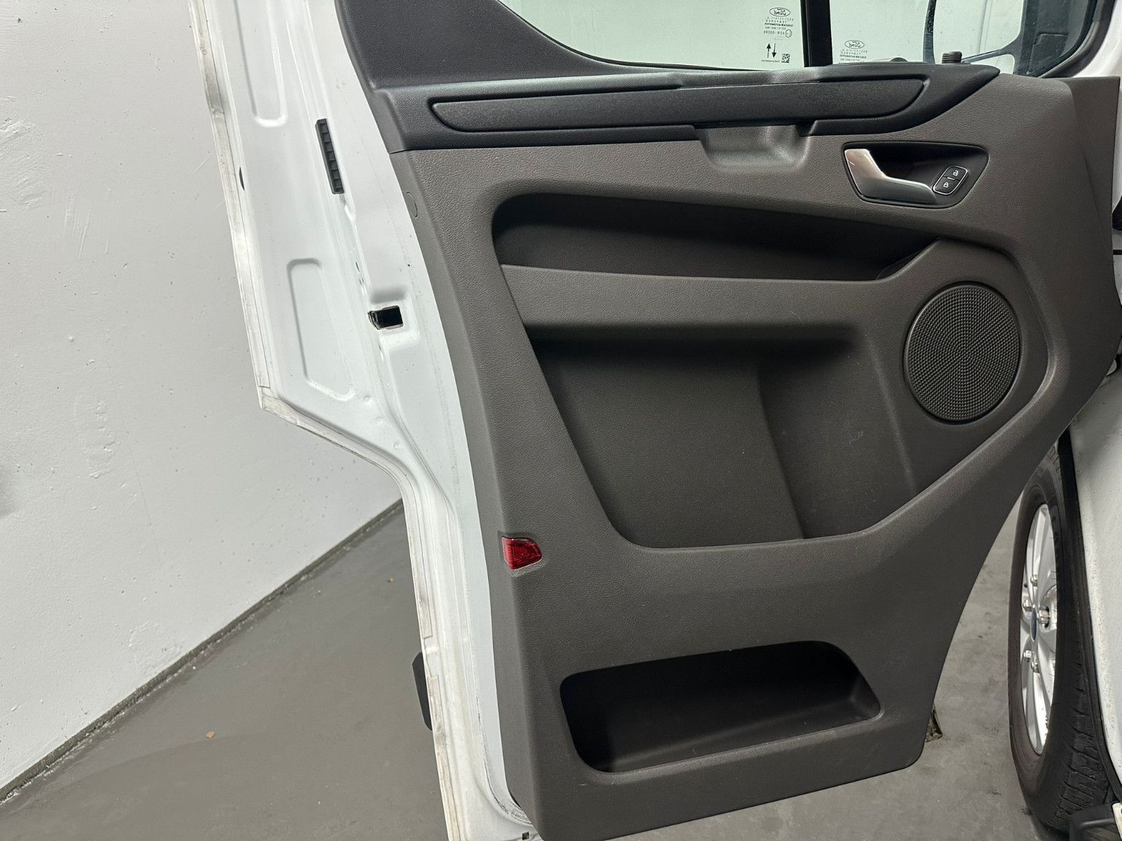Fahrzeugabbildung Ford Transit Custom 320 L1H1* 9SITZE*NAVI*KLIMA*SDH*