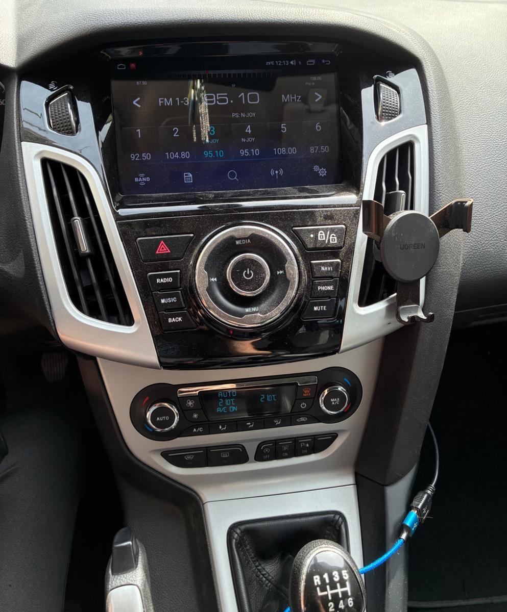 Ford Focus 2012 — interior