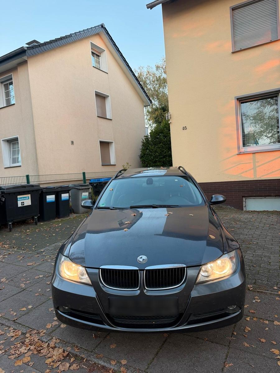 BMW 318 2006 — rear view