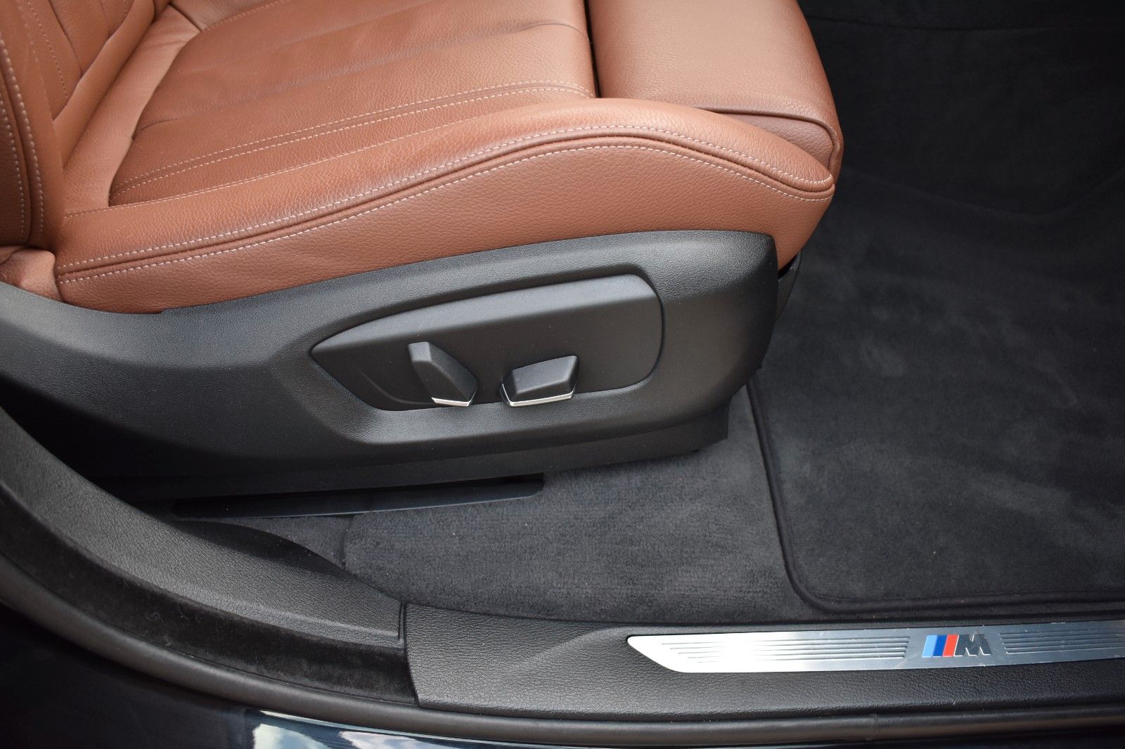 Fahrzeugabbildung BMW X6 xDrive 30 d M Sport Keyless-Go GSD HUD