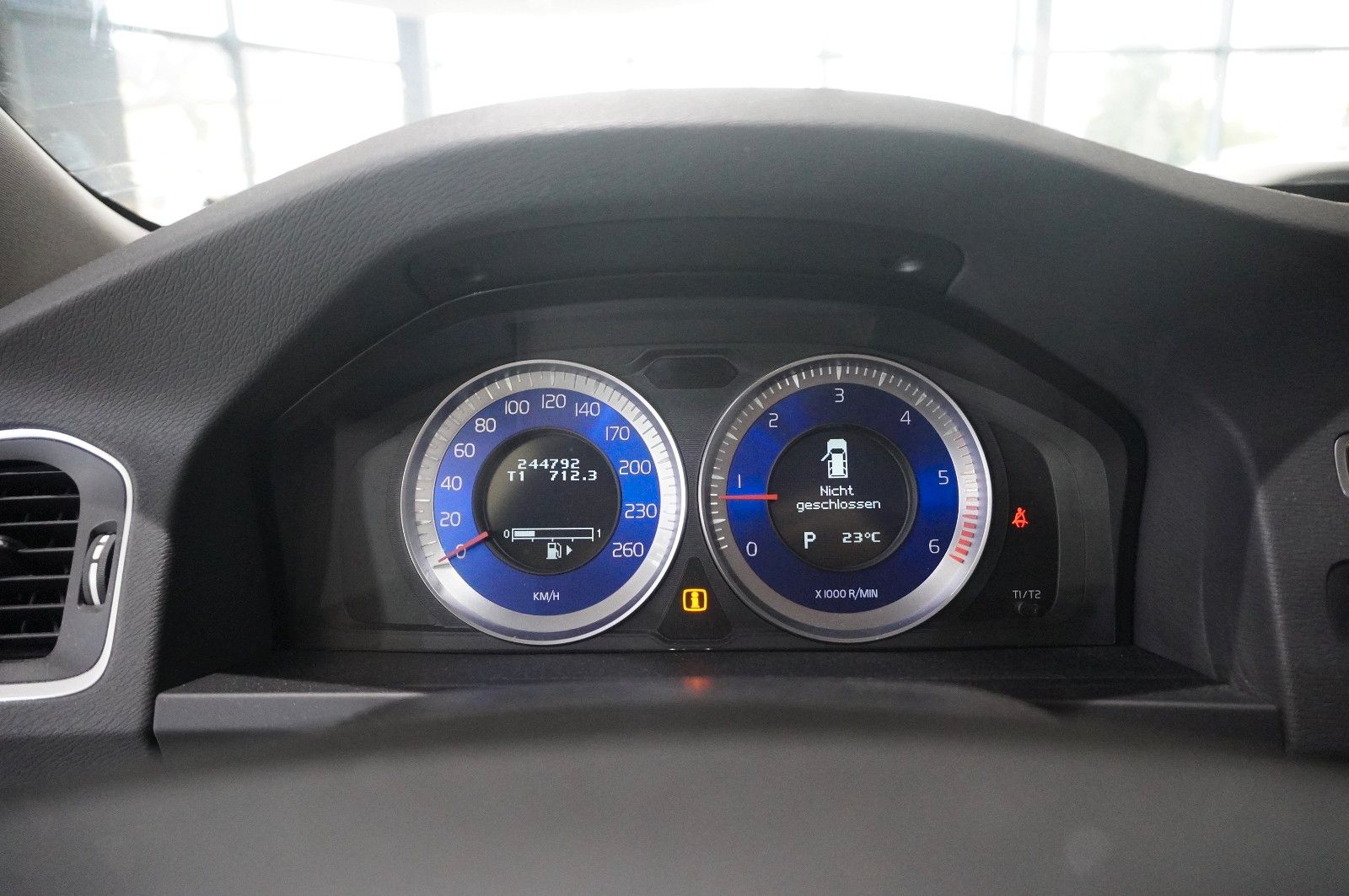 Fahrzeugabbildung Volvo V60 Kombi D4 R-DESIGN NAVI/LED/SHZPDC/AHK