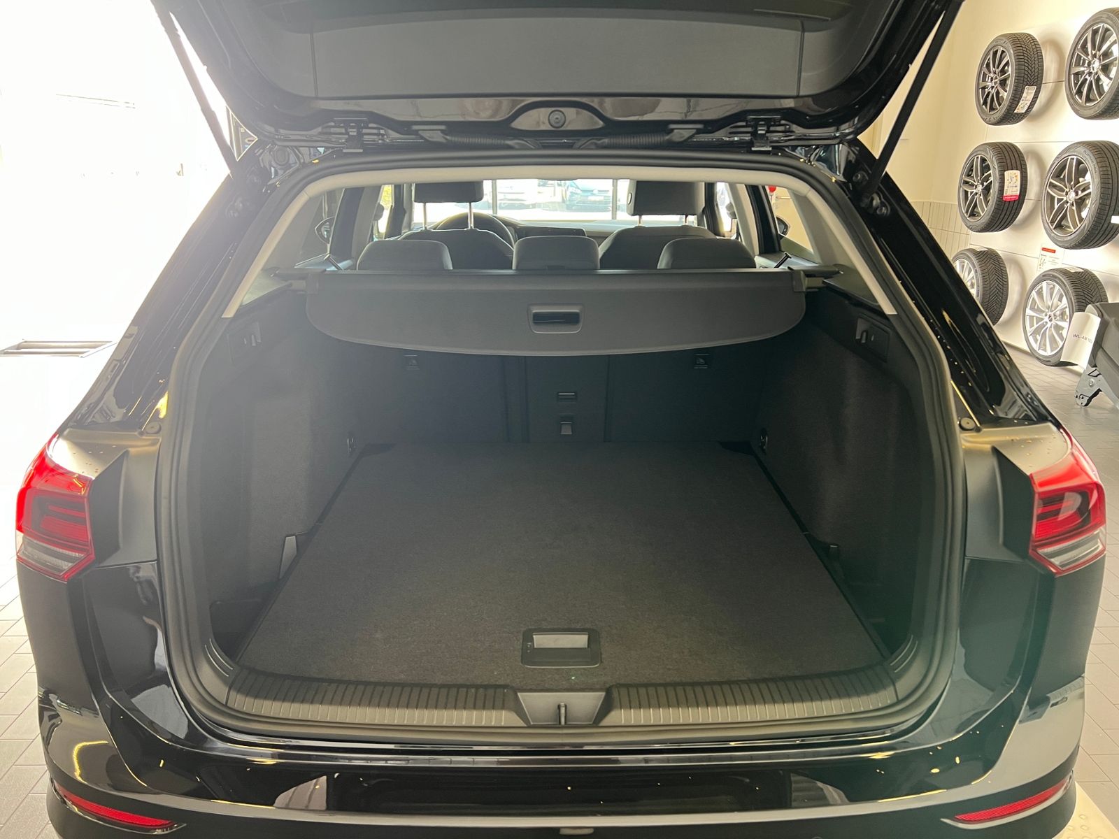 Fahrzeugabbildung Volkswagen Golf VIII Variant ACTIVE 1.5 eTSI DSG *AHK, LED,